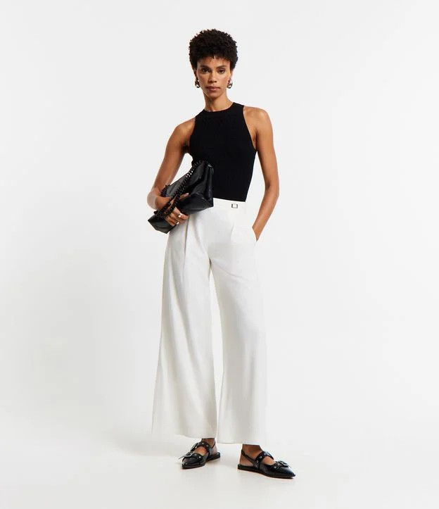 Calça Pantalona em Viscose com Pregas e Fivelas no Cós Off White | Renner (BR)