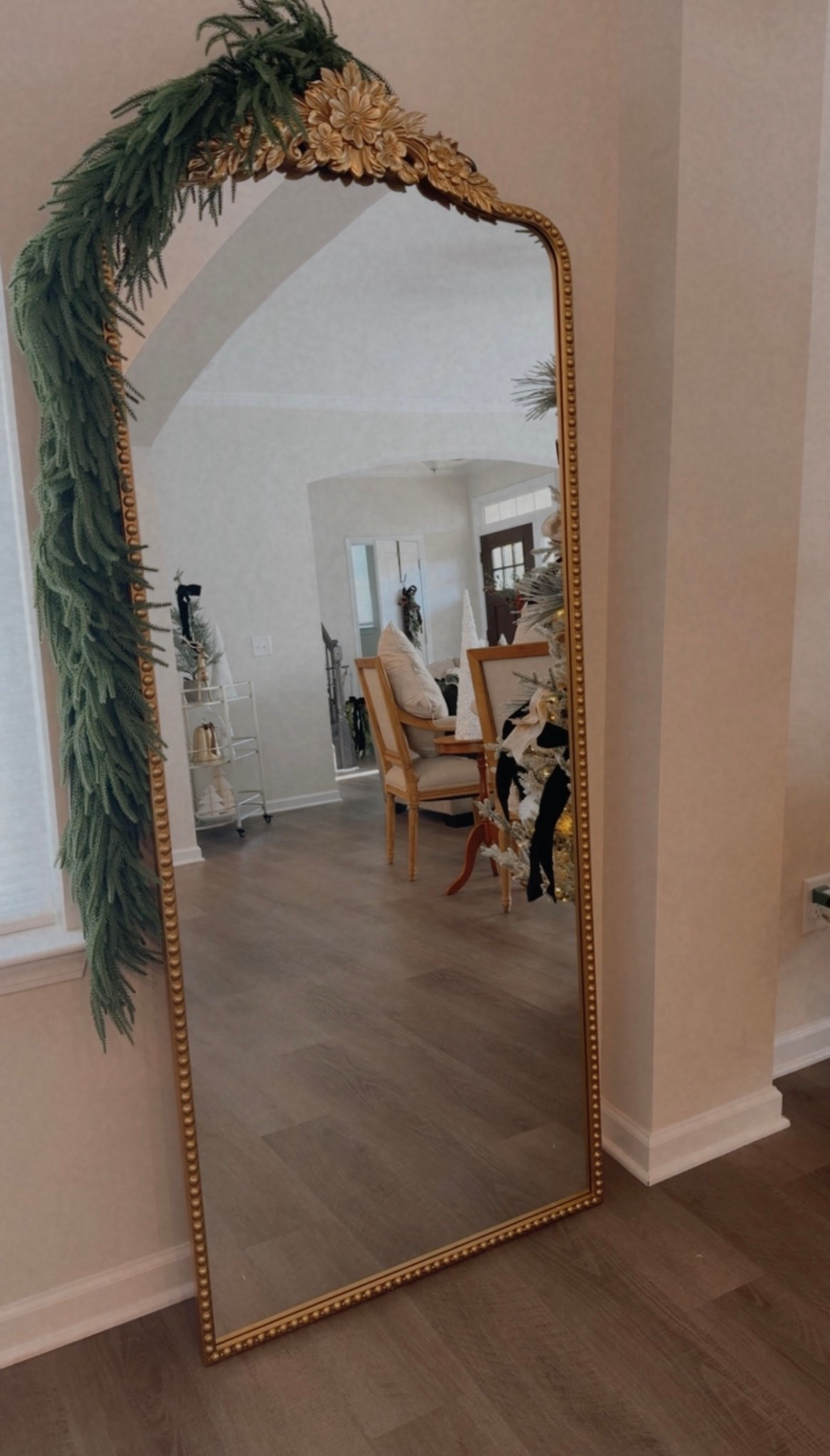 Christmas Mirror Decor: Minimal, yet sophisticated.

#christmas 
#christmasdecor
#christmas2025

#LTKHome #LTKHoliday #LTKSeasonal