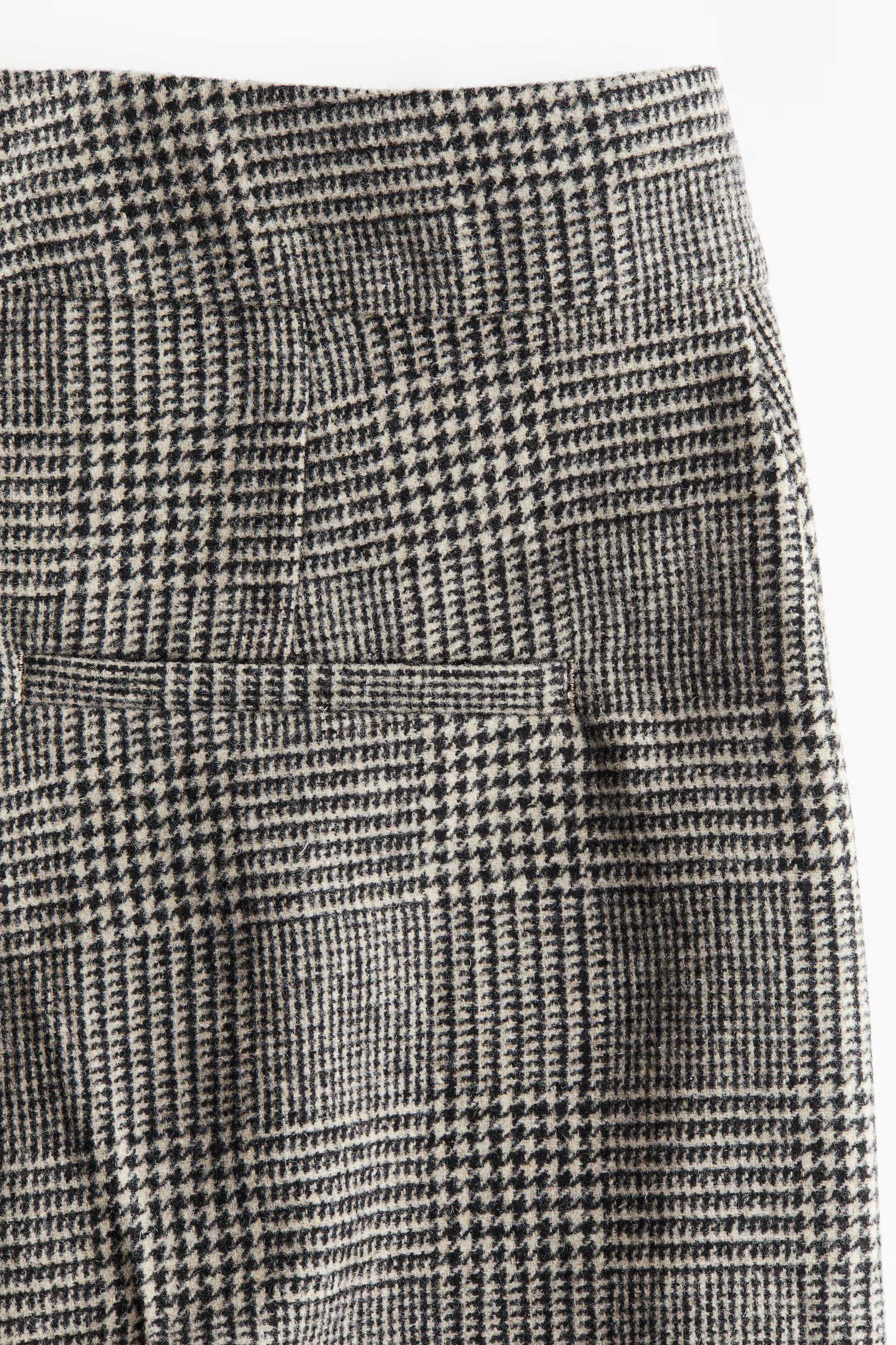 High-waisted tailored shorts | H&M (UK, MY, IN, SG, PH, TW, HK)