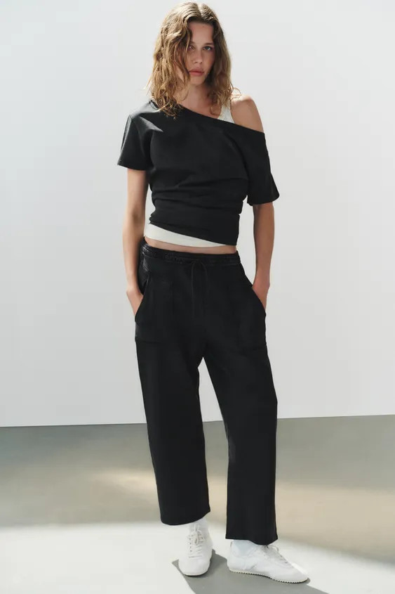 Trousers made from compact cotton yarn. Mid-waist with an elasticated waistband. Side pockets. St... | Zara UK