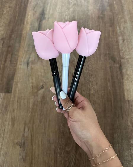 Protect your makeup brushes while keeping your cosmetic bags clean with these adorable reusable silicone brush covers! 🌷 Comes in a 3-pack with 3 different sizes for $8! 