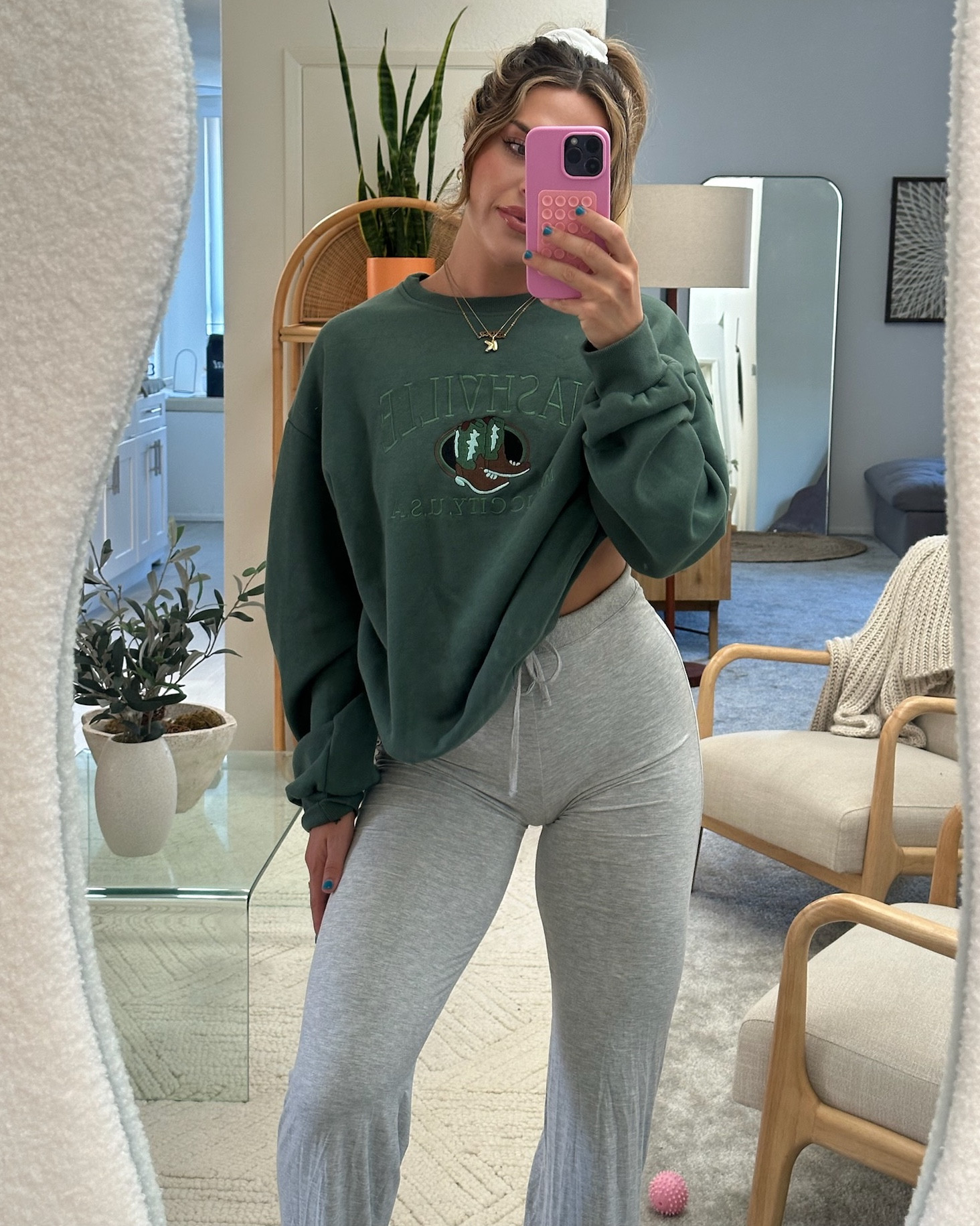 The best loungewear pants + a comfy crew 🙌

#LTKSeasonal