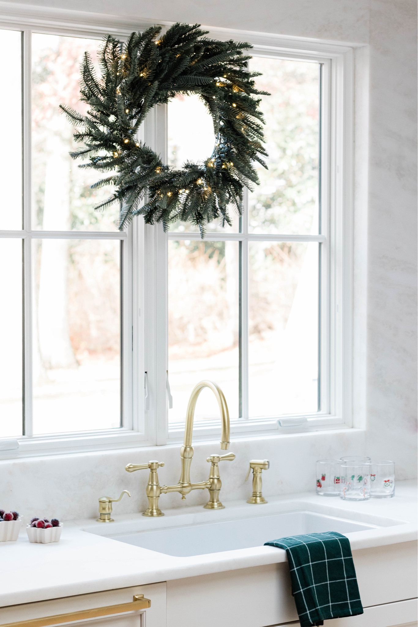 It’s the most wonderful time of year ✨

Prelit wreath, Christmas glassware, Christmas tea towels 



#LTKHoliday #LTKHome #LTKSeasonal