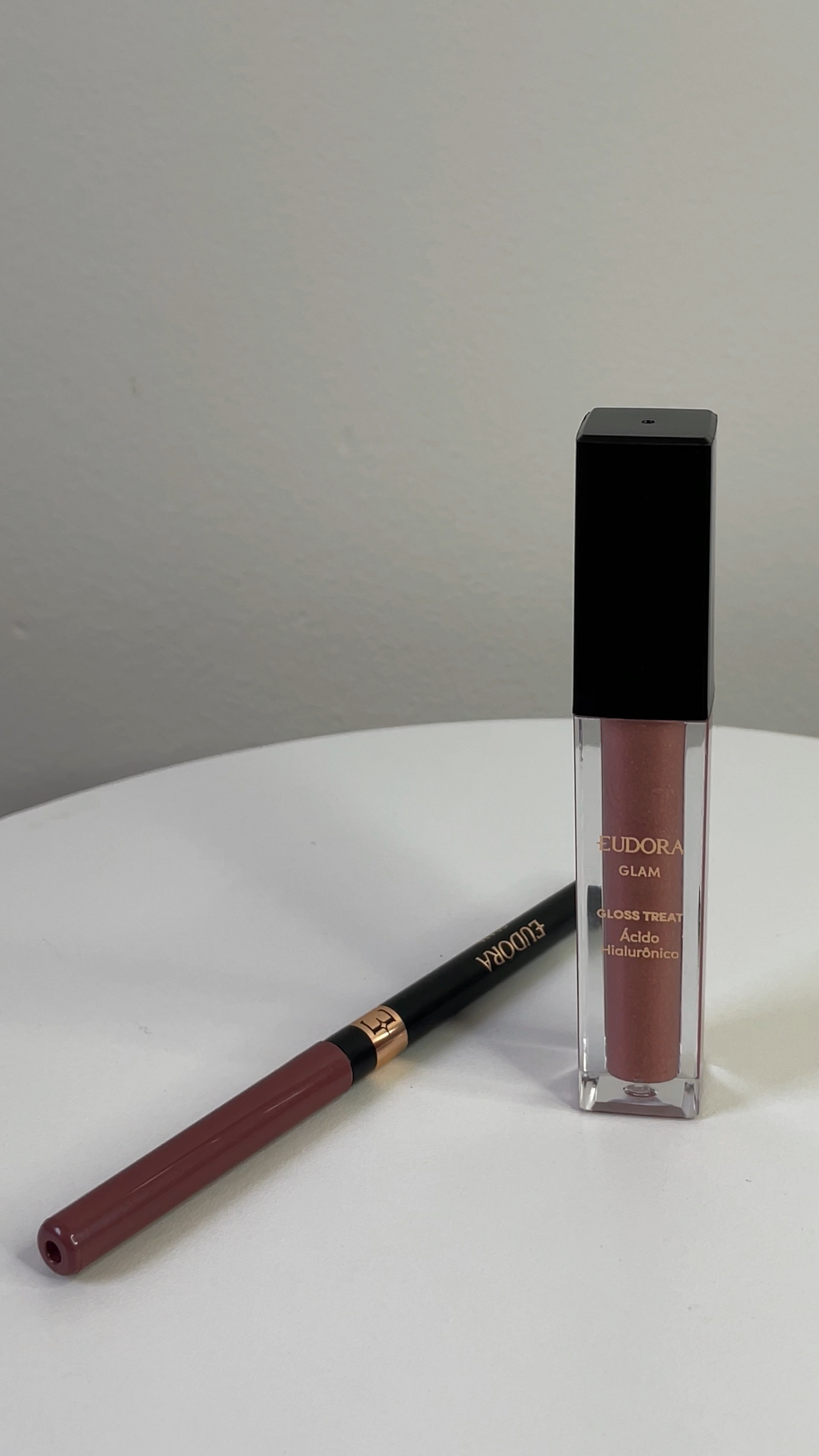 Lip Kit Rosé Essencial de Eudora com Camila Queiroz 

Disponível nos tons de Rosé e Cereja, esses são definitivamente meus produtos preferidos da linha. A lapiseira é muito macia e pigmentada, facilmente esfumavel. O gloss da uma sensação maravilhosa de hidratação, e é lindo.

Produtos de extremo bom gosto, elegantes. Eu estou apaixonada! 

#LTKbrasil #LTKbeauty