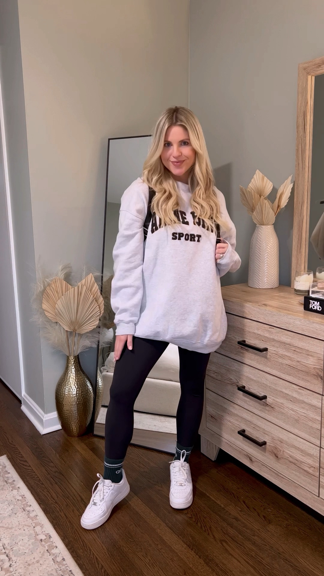 30 days of winter outfits day 9: what I would wear on a lazy Sunday 💤 (aka today)

#30daysofoutfits #aninebing #loungwear#pinterestinspired #pinterestaesthetic #revolveambassador #revolveme #lululemon #casualootd #af1s #nike #oversizedsweatshirt 