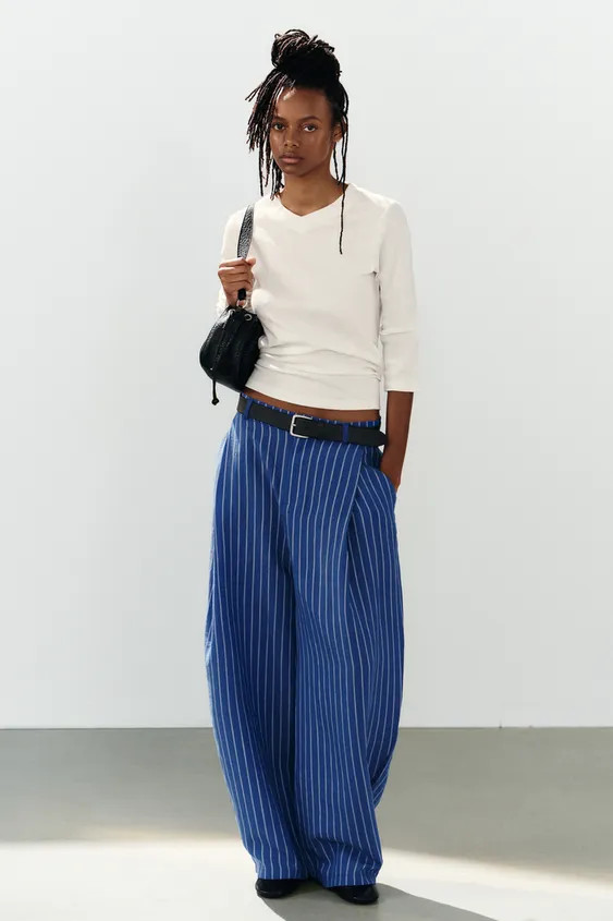 Flowing trousers featuring a high-waist with belt loops, side pockets, rear patch pockets, front ... | Zara UK