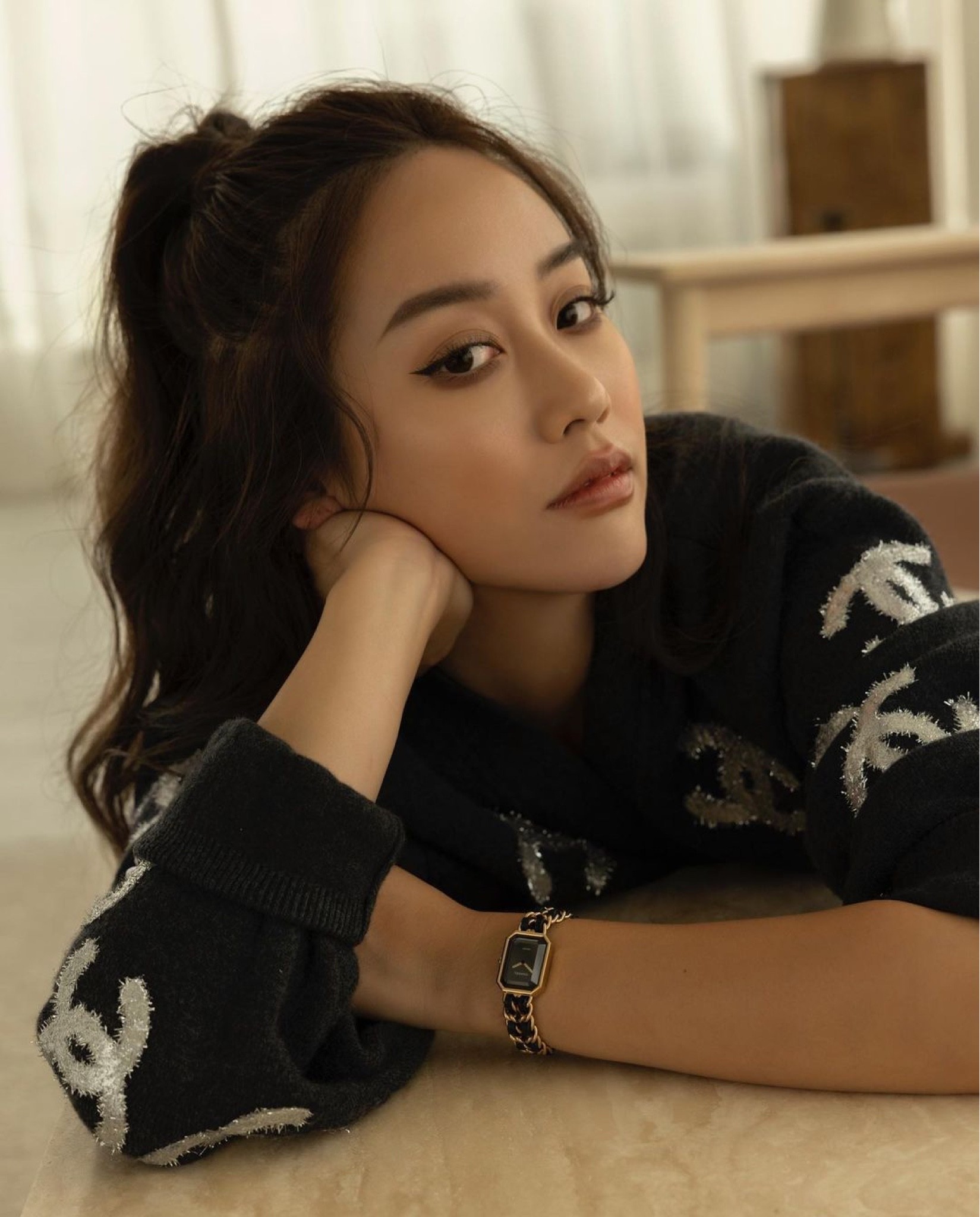 Première 在法文中意指「首次」、「第一」，依稀記得第一次在媽媽的梳妝台上看過一支有皮穿鍊帶，搭配光滑八角形錶面連數字都沒有刻的腕錶，當時只覺得它好安靜沒有秒針滴滴答答的聲音、好有氣質的躺在那裡。
原來我當年第一次看到的它就是CHANEL第一支推出的腕錶 「Première」，在那個只有男錶的年代，CHANEL的藝術總監Jacques Helleu設計了第一款全然由女性角度出發的女用腕錶，在經歷了35年不斷以品牌不同經典元素重新演繹後，Première以當年1987首次登場的原貌再度回歸了！

Première腕錶–原創款融合了最最最代表香奈兒的符碼，是那種就算整支腕錶沒有品牌logo你也可以一眼篤定出自香奈兒。
它錶面的八角造型切割靈感來自於身為香奈兒粉一定知道的N°5 香水瓶蓋和對香奈兒女士永遠有著最特別意義的芳登廣場，錶鍊則是呼應品牌經典菱格紋包的皮穿鍊揹帶，簡約大氣的設計輕鬆展現出經典氣息。
Première腕錶–原創款錶面沒有任何數字，在我看來它解放了時間的壓抑制約，當配戴它時不僅展現風格，更感受一切無盡可能性的力量，安靜、優雅的陪伴著時光的流逝。

#CHANELPremiere
#CHANELWatches
@chanelofficial
#LTKtaiwan #LTKasia

#LTKsalealert