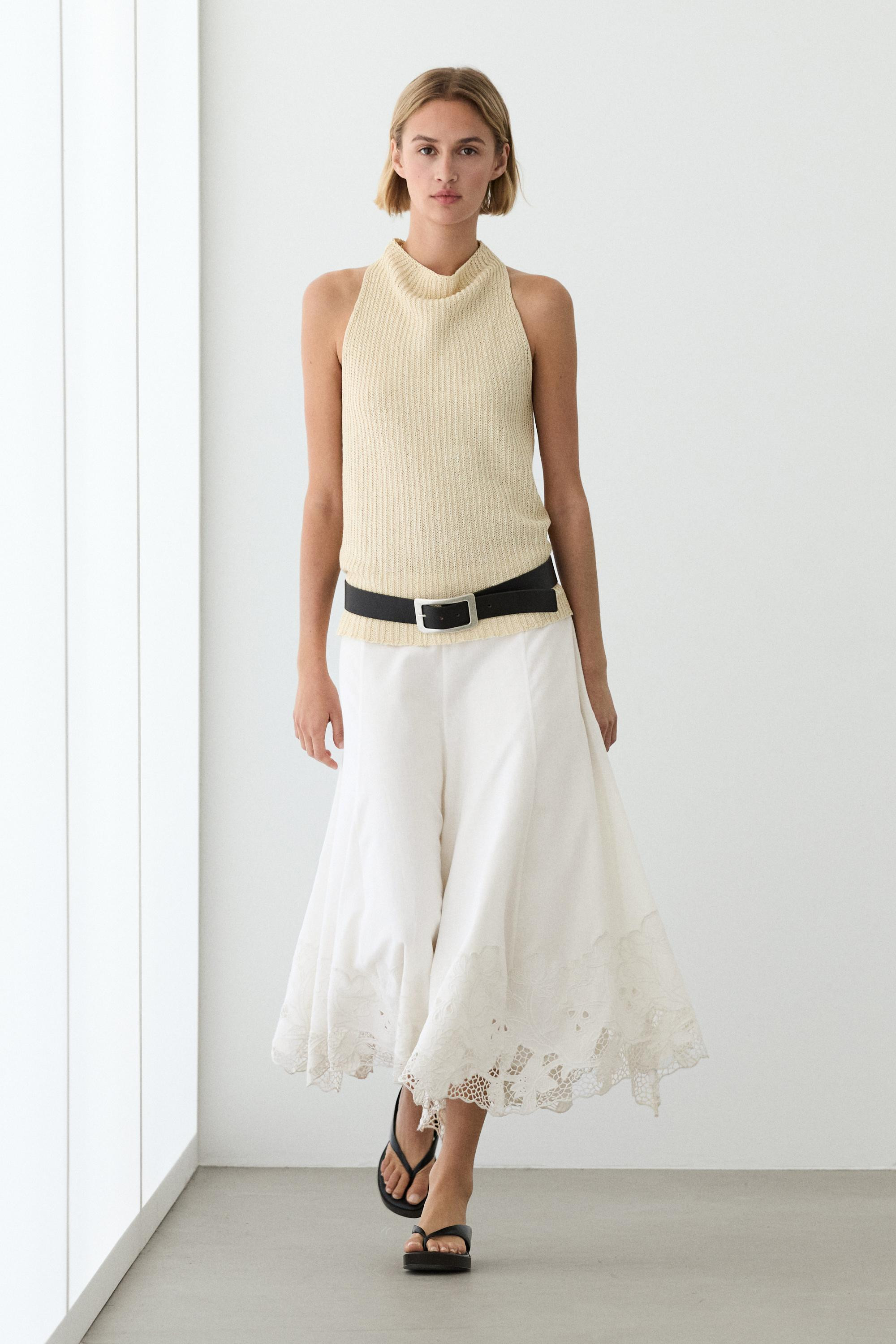 Weitschwingender Midirock. Seitlicher Rei\u00dfverschluss. Dekorative Stickerei. | Massimo Dutti DE