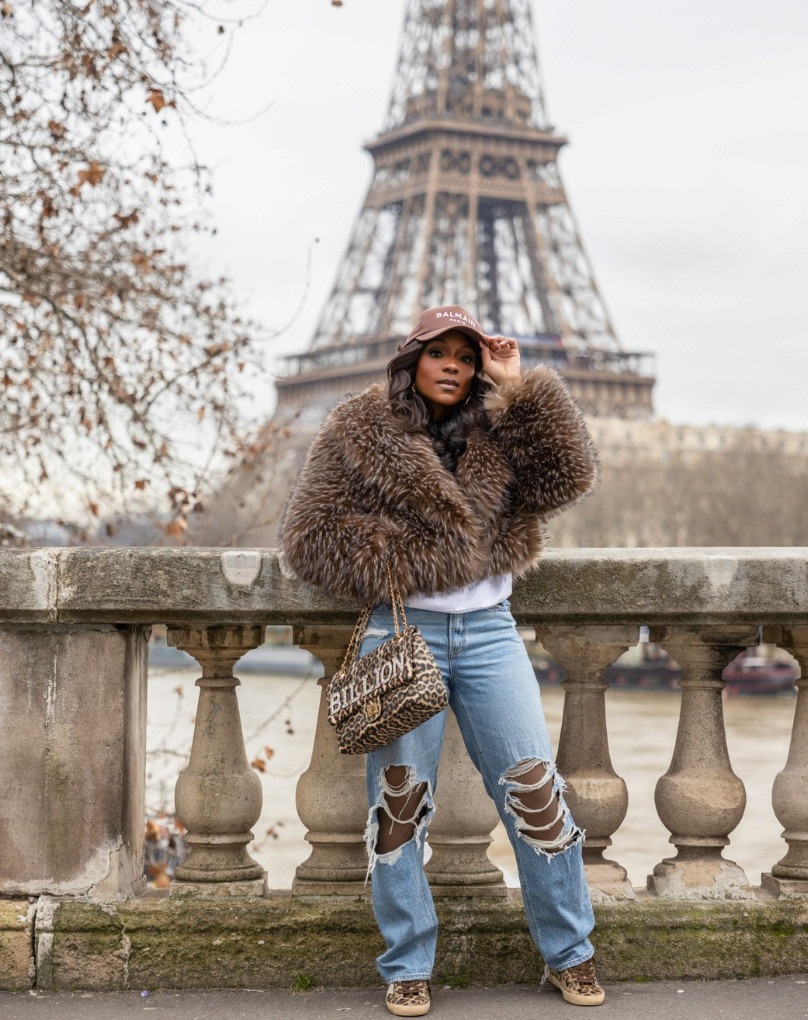 Paris outfit details: fur jacket + ripped distressed jeans ❤️ 

 