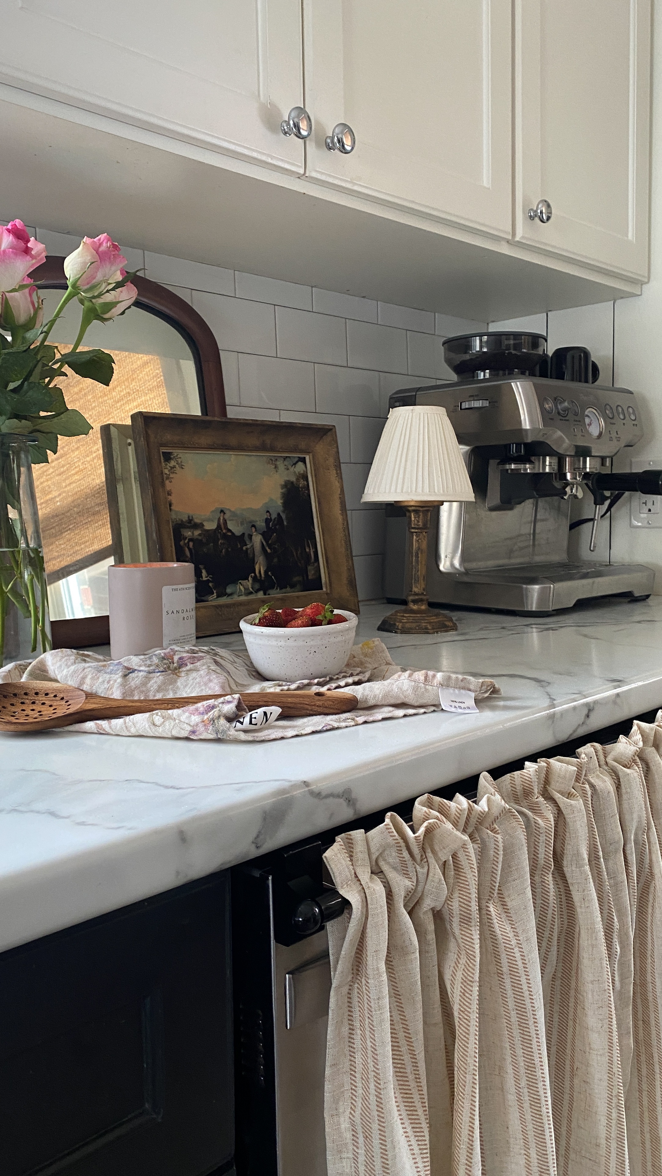 Magnetic curtain rod 
Tuxedo kitchen 

#LTKcanada #LTKcasa #LTKsale