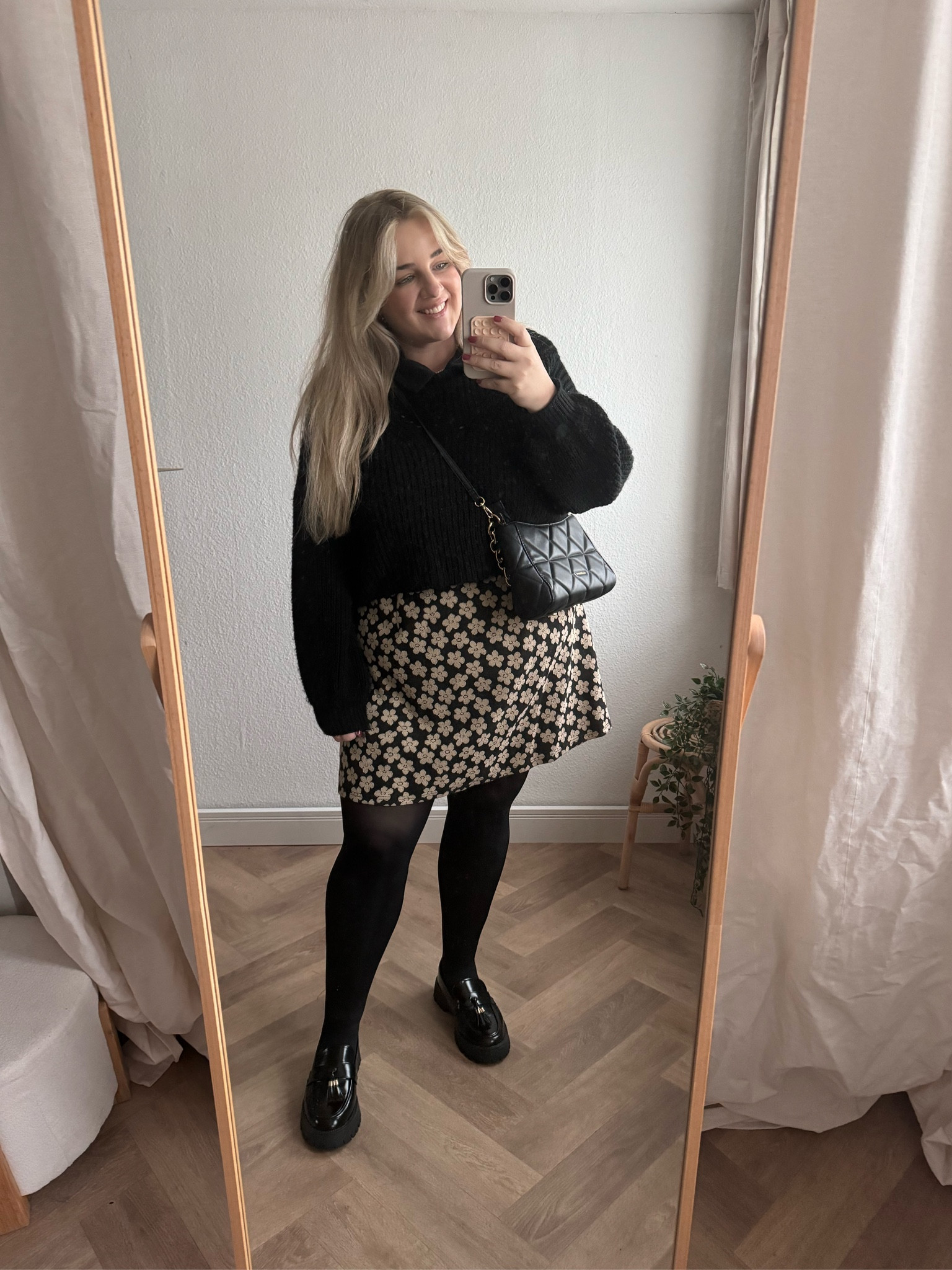 OOTD 🖤  kurzärmliges Kleid und einfach mit einem Pulli kombiniert. Ein paar Wide Fit Loafers, ready ist der Look.

#winteroutfit #kleid #curves #plussizefashion


#LTKCyberWeek #LTKstyletip #LTKcurves