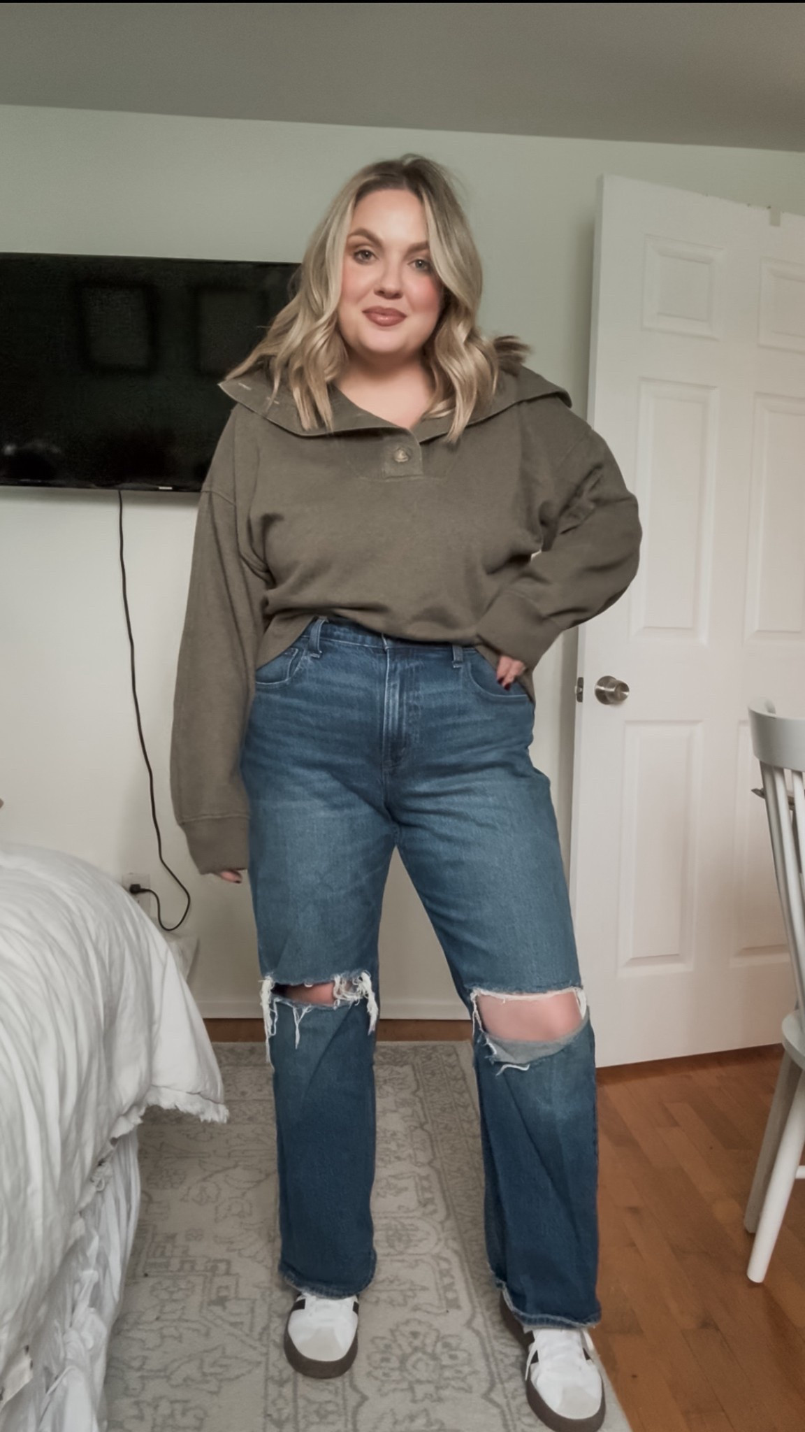 The perfect fall outfit. A cozy top, and a great pair of jeans. Top runs TTS I’m wearing a large here 



#LTKMidsize #LTKFindsUnder50 #LTKStyleTip