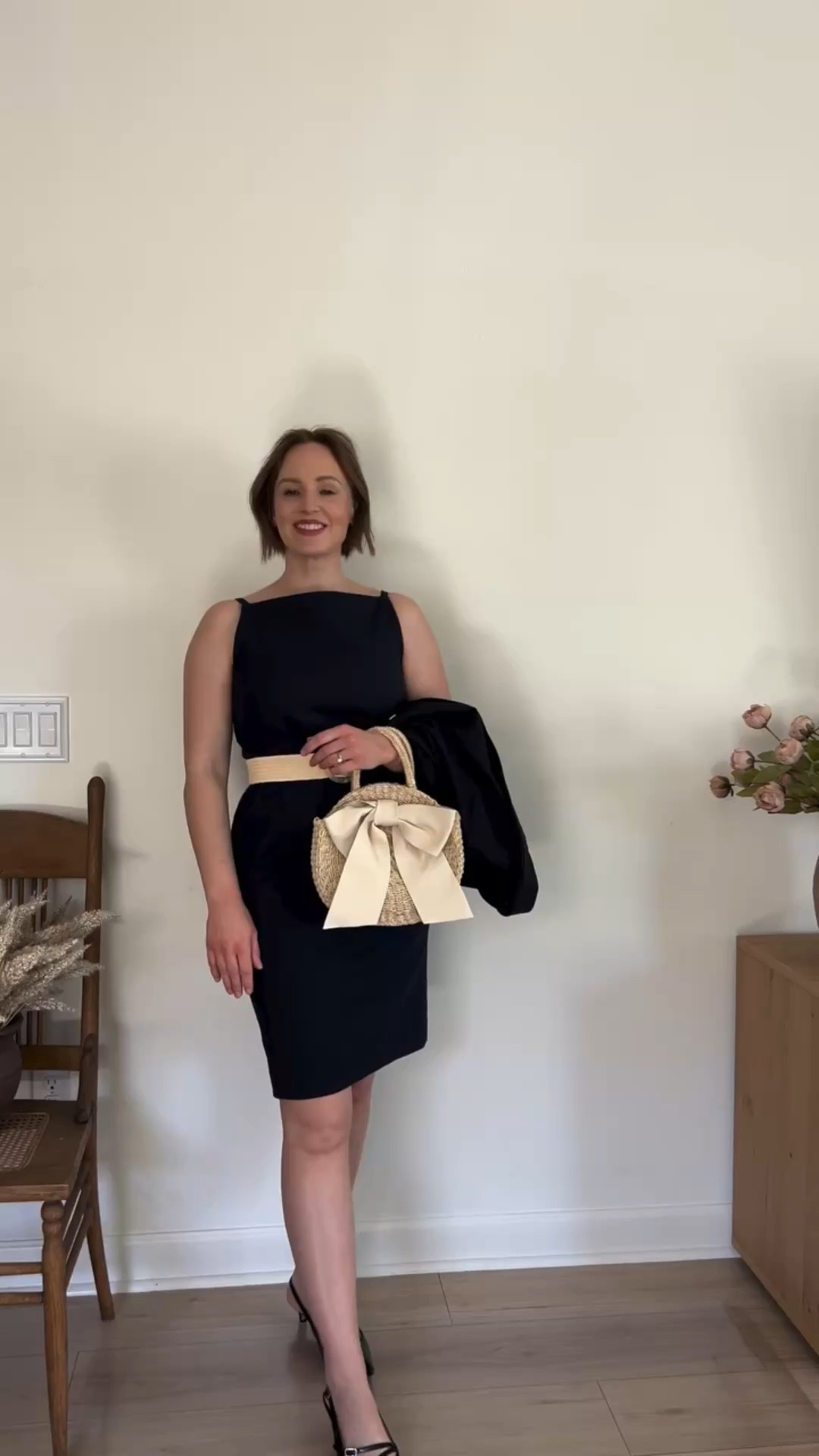 The perfect work dress. Not too long, not too short and made of mostly cotton. What I love most is that it doesn’t hug on your butt or stomach to keep it classy and professional. Can definitely add a belt to increase the shape as well. @anntaylor