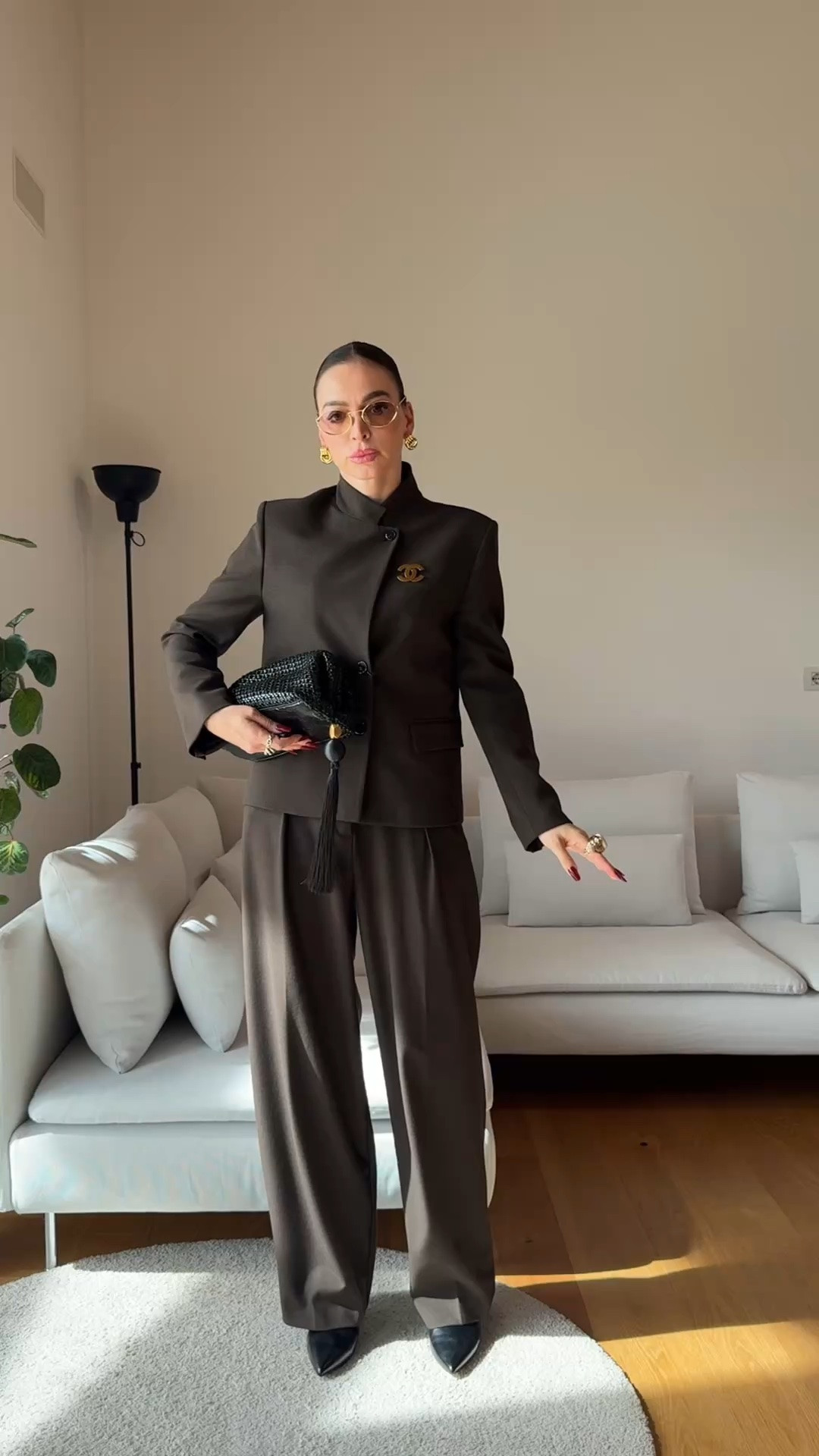 This Mango houndstooth matching set is such a good fall investment because both pieces work far beyond the full suit.

I’m 173 cm / 5’8” and wearing Size S in the jacket. I usually wear EU 36 / UK 8 / US 4.

The brown houndstooth jacket has a straight cut, high neckline, long sleeves, decorative pockets, full lining and a button front.

I paired it with the matching pleated houndstooth trousers in EU 36 / UK 8 / US 4. They have a straight leg, mid rise waist, belt loops and side pockets.

Wear the full set with ankle boots or loafers for a polished look.

Then split it up. Style the jacket with jeans, skirts or simple trousers. Wear the pants with a shirt, fine knit or fitted top.

Sneakers work too if you want to make it more relaxed.

I also added accessories and extra styling pieces to make the set easier to wear in different ways.

🔎 Mango houndstooth set, Mango matching set, brown houndstooth outfit, fall suit women, tailored fall outfit, houndstooth jacket women, straight leg trousers women, workwear outfit women, office outfit women, loafers outfit women, ankle boots outfit, sneakers with suit, mix and match wardrobe, fall capsule wardrobe, elegant everyday style