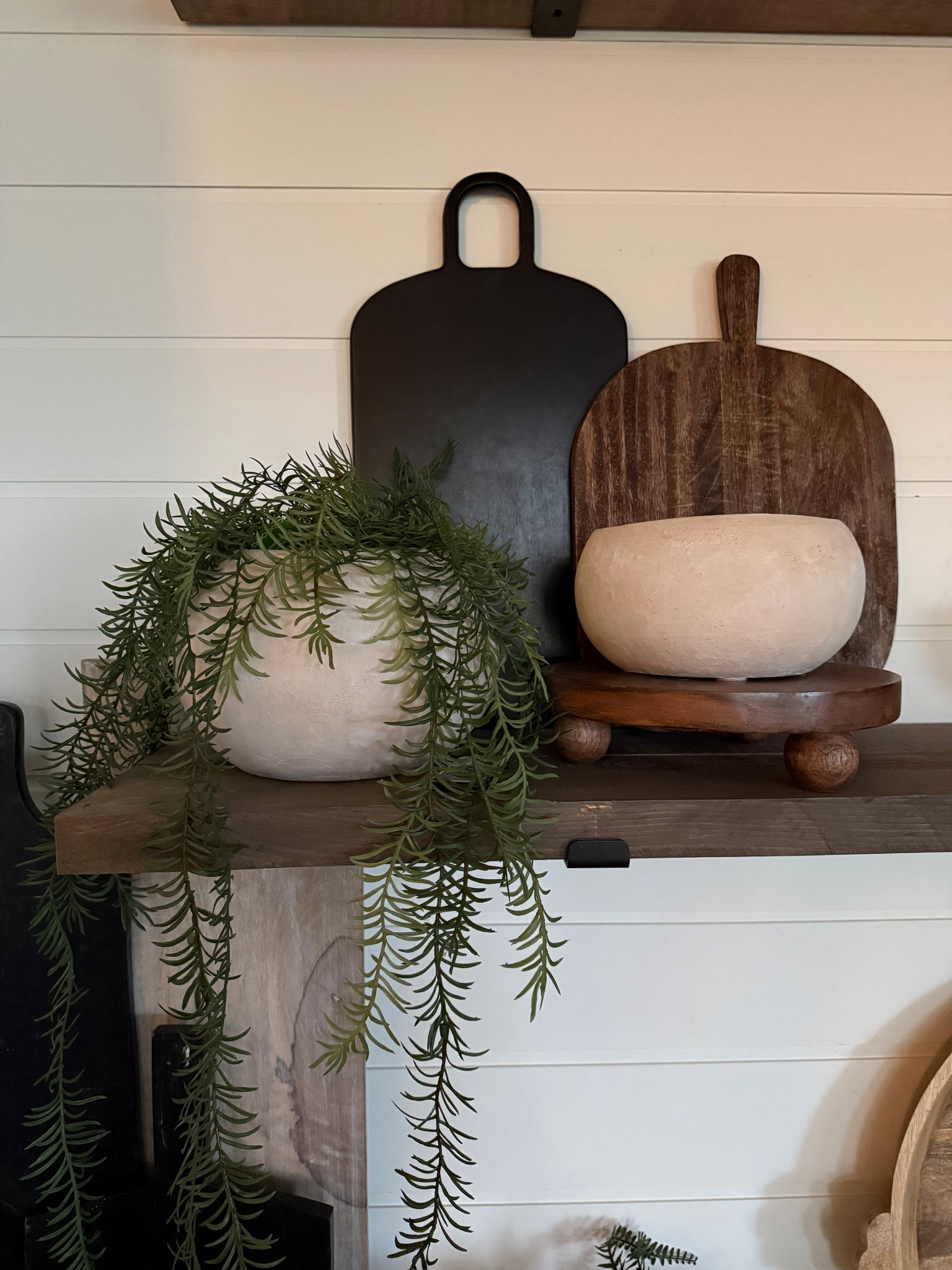 A perfect trailing plant for a shelf! Potted rosemary✨
