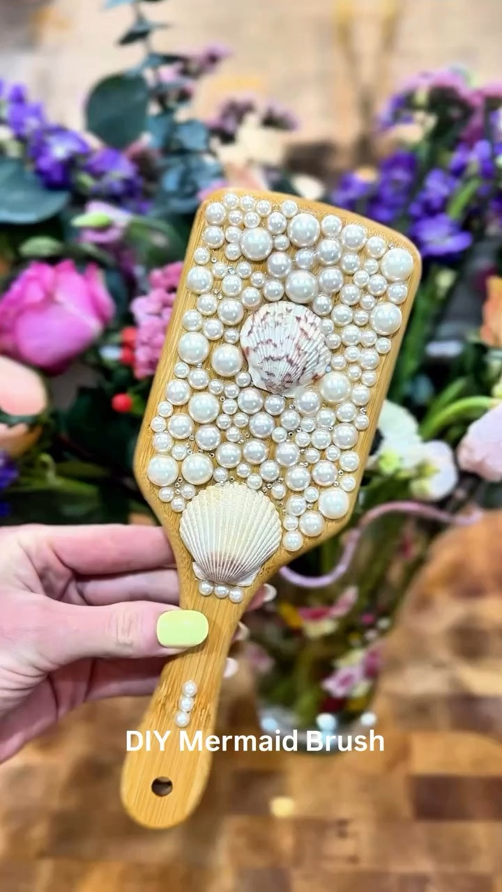Current summer obsession: DIY mermaid brushes 🐚 Just add paint, pearls, shells, and a little creativity to turn a basic hairbrush into something straight out of a coastal gift shop.
Honestly such a cute activity for kids, tweens, or a girls’ night in.
Comment MERMAID for the supplies + DIY steps.