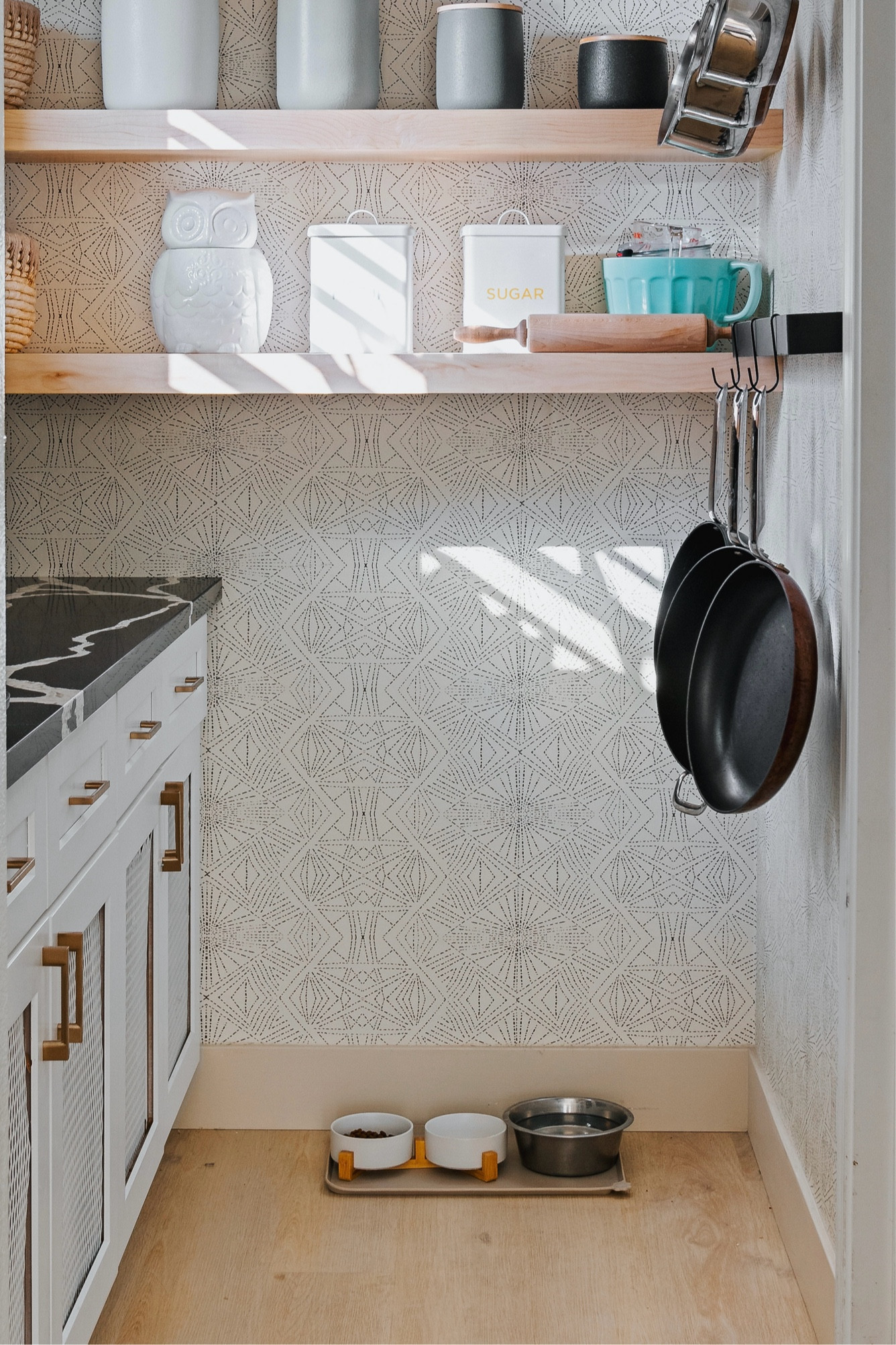 Help keep your dog’s food from going everywhere with this silicone food mat and ceramic non-slip dish set, good for dogs or cats. 🐶 🐈 