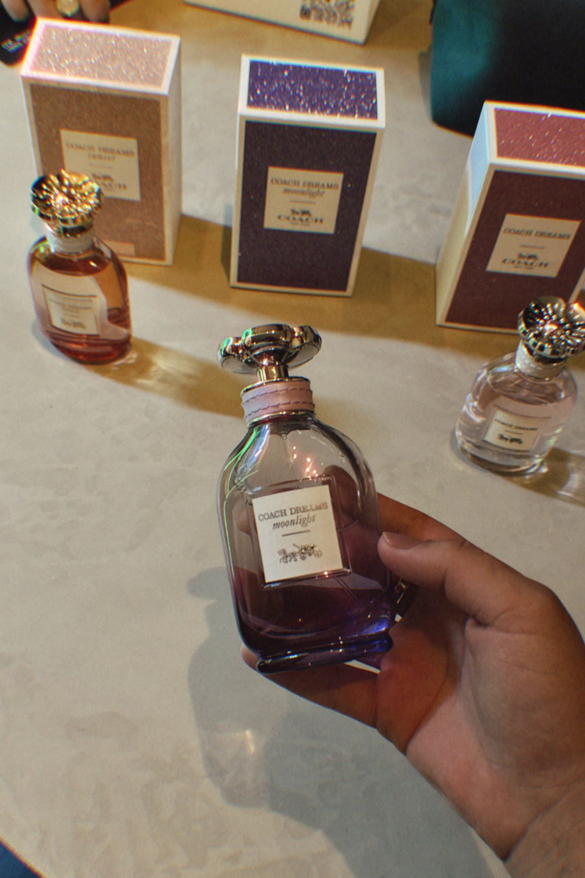 Coach Dreams Moonlight Eau de Parfum

Pirâmide Olfativa
Notas de Topo: Bergamota Picante, aroma cítrico e envolvente.

Notas de Corpo: Buquê Floral Moderno, aroma intenso e moderno.

Notas de Fundo: Fava Tonka, expressa o aroma sensual e transformador do Coach Dreams.

#LTKbeleza #LTKbrasil