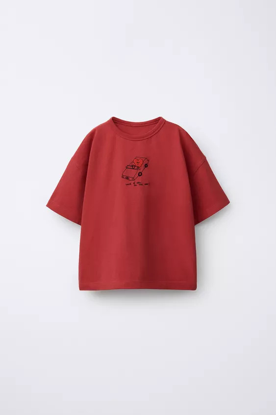 Round neck short sleeve T-shirt. ORFAYO © embroidered detail on the front. | Zara US