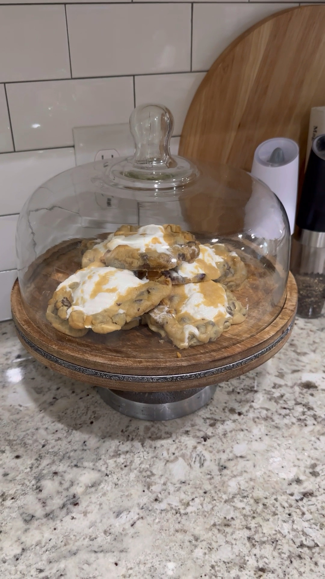 🍪🤤Easy Fall Dessert

1. Layer all of our ingredients, starting with our graham crackers first. Next, add your chocolate. And next add your marshmallow on top. 
2. Take the cookie dough and form it right around at the top of our marshmallows. 
3. Once you have your cookie dough on top of your marshmallows, bake in oven on 350 degrees for 12 to 15 minutes.  
4. Place your cookies on parchment paper or tinfoil to cool.
5. Enjoy!

🩷save this recipe for later and let me know if you try it!

#smores #easydessert #cookierecipe #dessertrecipe #yummy #falldessert 

#LTKVideo