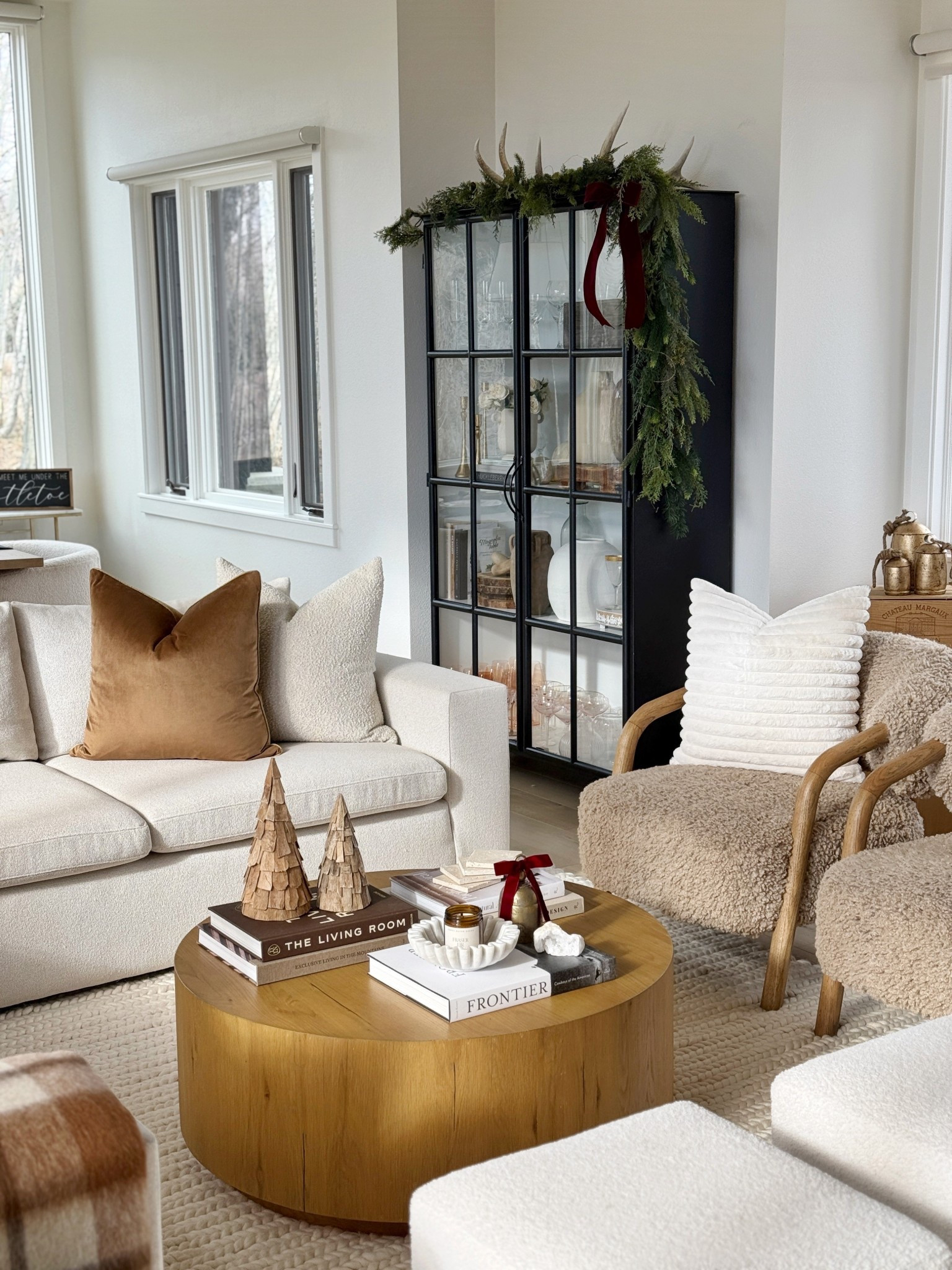 Holiday cozy living room details🤶🏻

Accent chair
Home decor
Coffee table
Garland
Bows
Amazon 

#LTKHoliday #LTKSeasonal #LTKHome