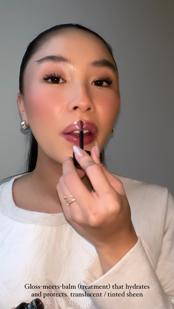 Gloss-meets-balm (treatment) that hydrates and protects. Translucent, tinted sheen.

Shade- Garçonne