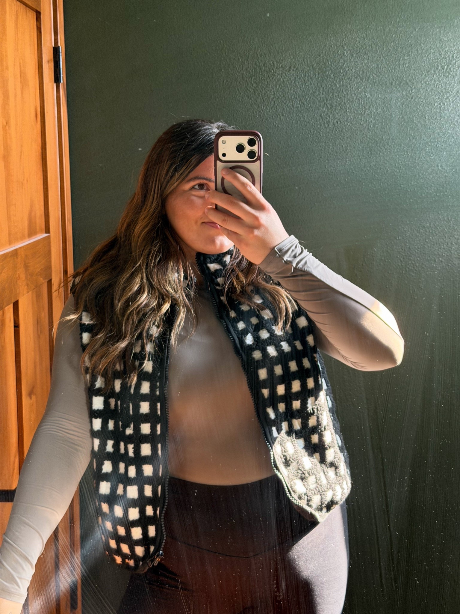 Amazon vest for winter! Wearing large!!

Midsize, mom style, casual outfit, soccer mom 