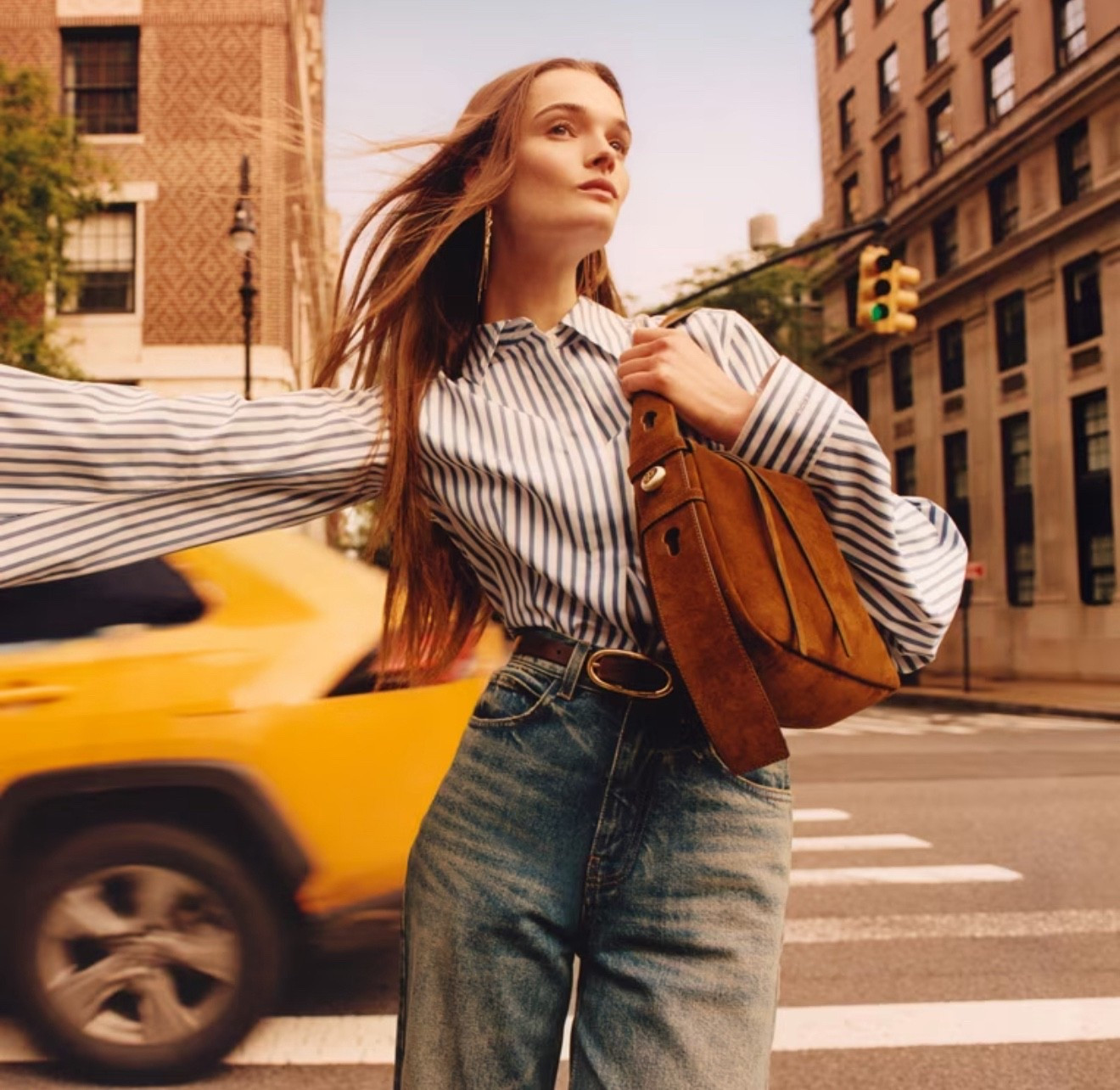 ROMY SUEDE SHOULDER BAG

The ultimate everyday handbag. Sculptural yet soft and easy on the go, the Romy Shoulder Bag bag is crafted in velvety suede. Lightweight with a spacious interior organized with a deep zip pocket. A wide shoulder strap adjusts with our new button logo.

#LTKWorkwear #LTKStyleTip #LTKItBag