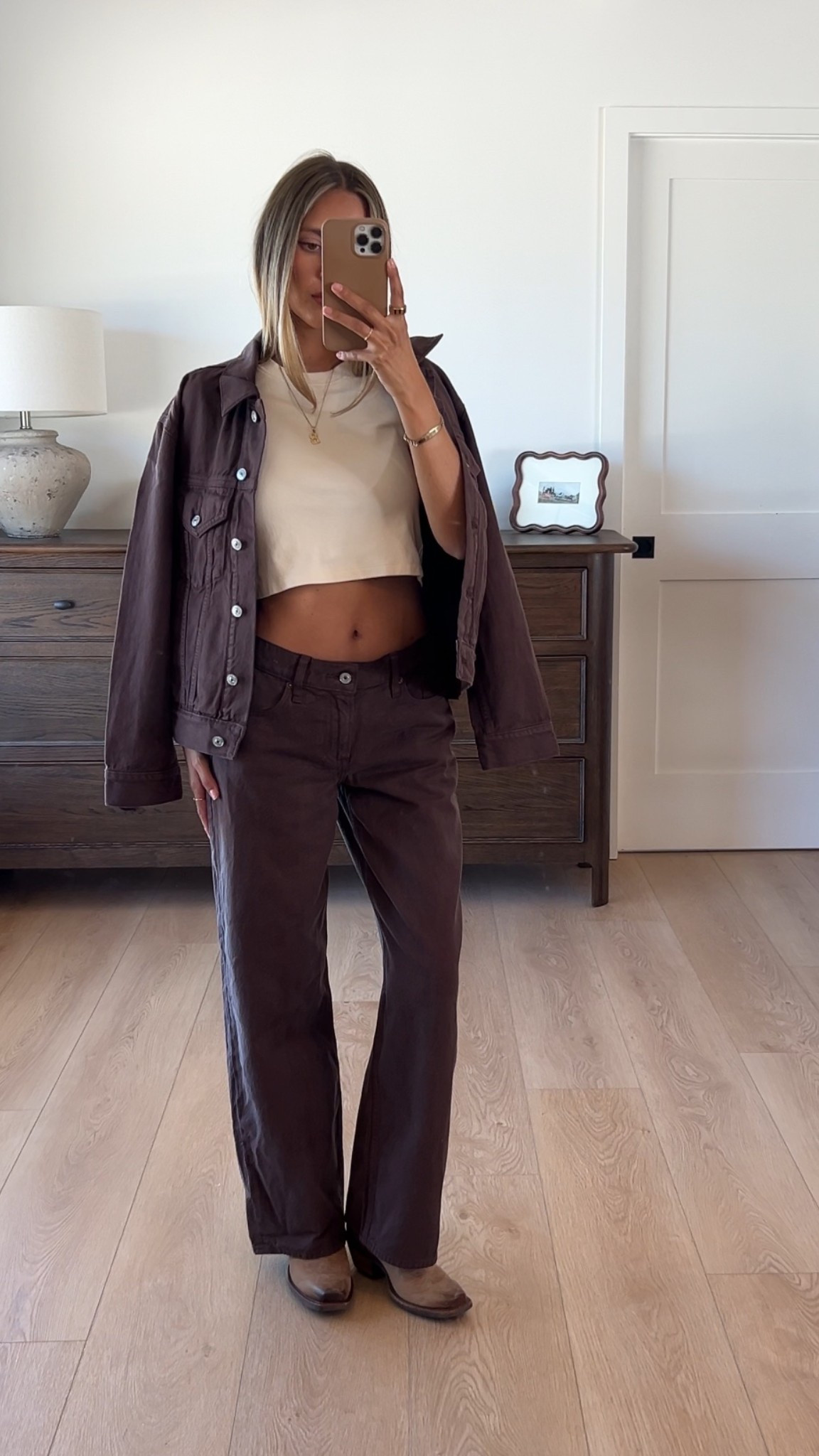 WHAT IM WEARING:
Brown denim - Abercrombie
(I did 24 short. I'm 5'4 and normally do regular length but any time it's low rise I'll do short)
Brown denim jacket-Abercrombie (| did xs)
Basic tee- cuts tomboy tee (best basic)
Boots- older from BOOTBARN