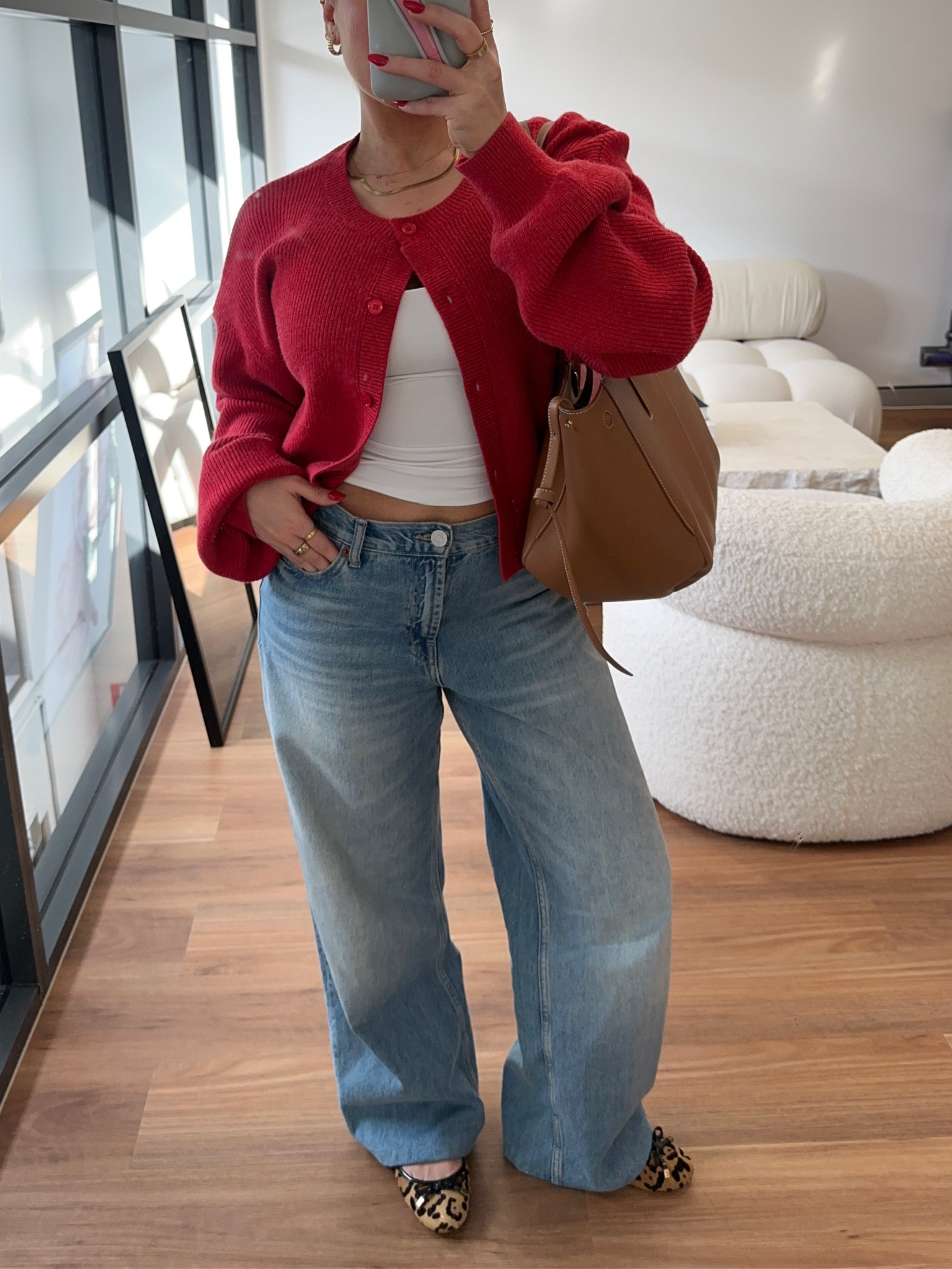 OOTD ❣️🐆

Jeans — Zara 
Shoes — Vintage
Bag — Polene 