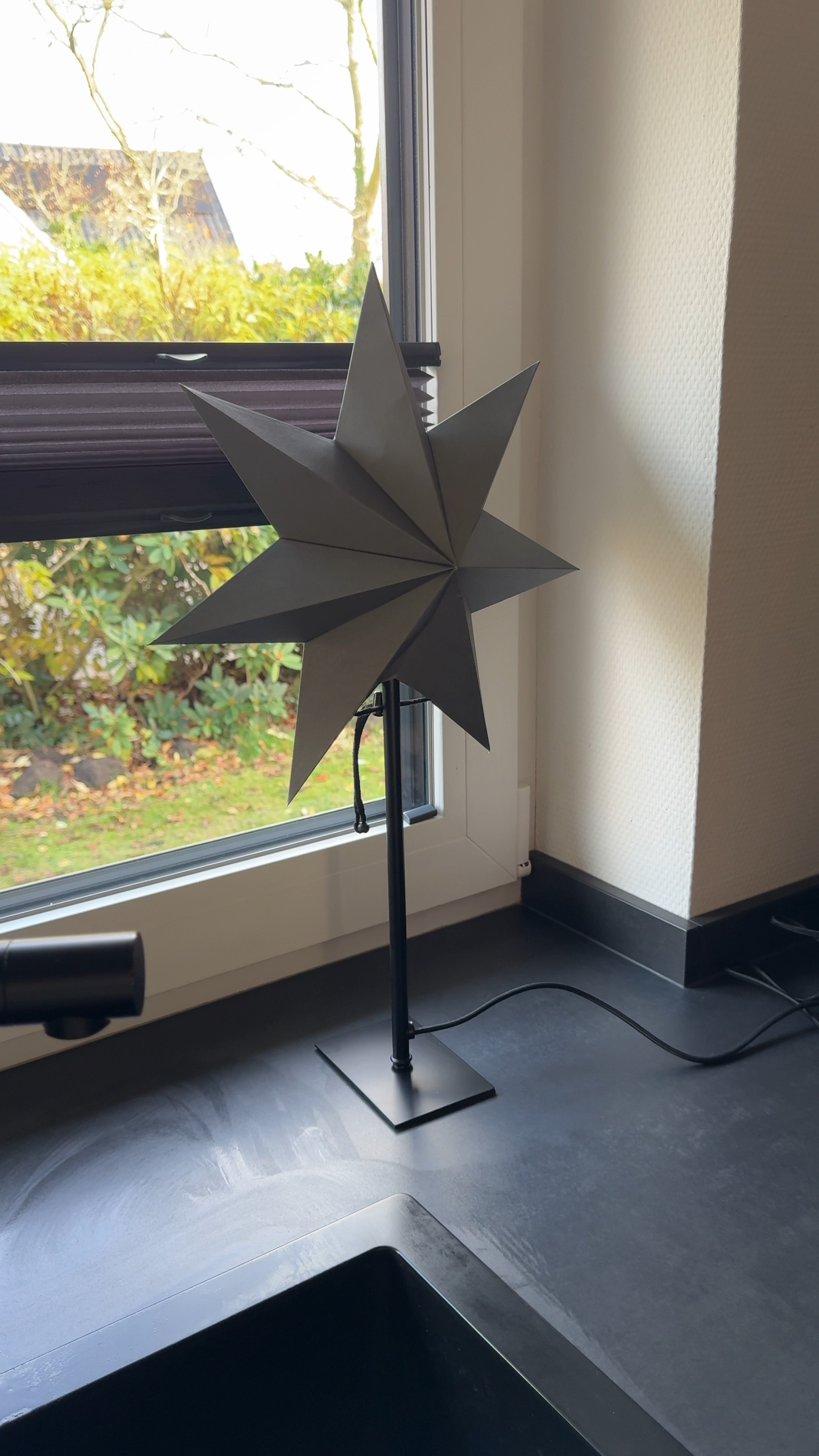 Weihnachtsstern, Dekostern beleuchtet aus Papier in Grau mit Standfuß aus Metall in Schwarz

#LTKdeutschland #LTKhome #LTKgiftguide