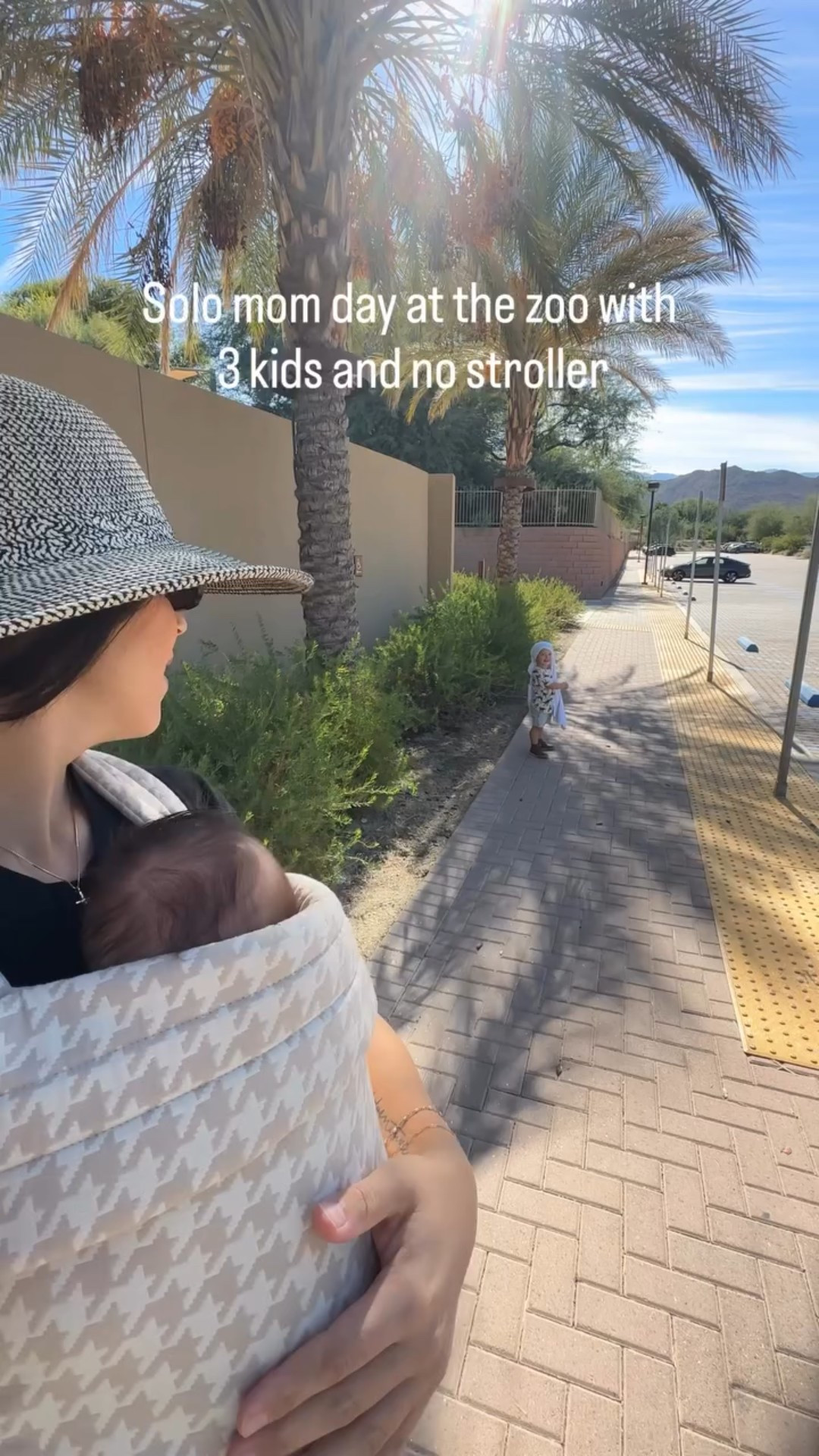 Sometimes I purposefully don’t bring a stroller to the zoo because I end up being more tired than the kids 😂 I like them to work out those little legs — and our zoo isn’t that big, so it feels totally doable.

Kind of the same reason I won’t push them on the swings the entire time we’re at the park 🥸

This was my first time trying it with a baby though — and we made it with only a few hiccups 🙌 Totally worth it, because they’re already asking to go back! No trauma for anyone and baby was such a champ. 💯 He loves the @mabecarriers so much.

Also… the new @thelivingdesert café?! The fries + salad combo = elite. I’m already craving it again. 🍟🥗