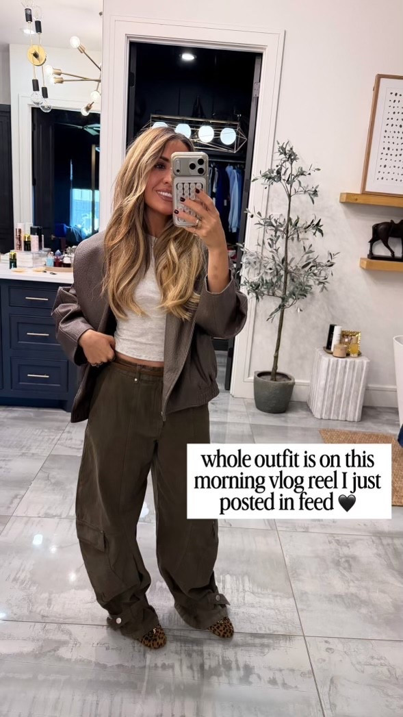 Loveeee this outfit! 

fall fashion, petite fashion, trendy outfits, comfortable outfit ￼