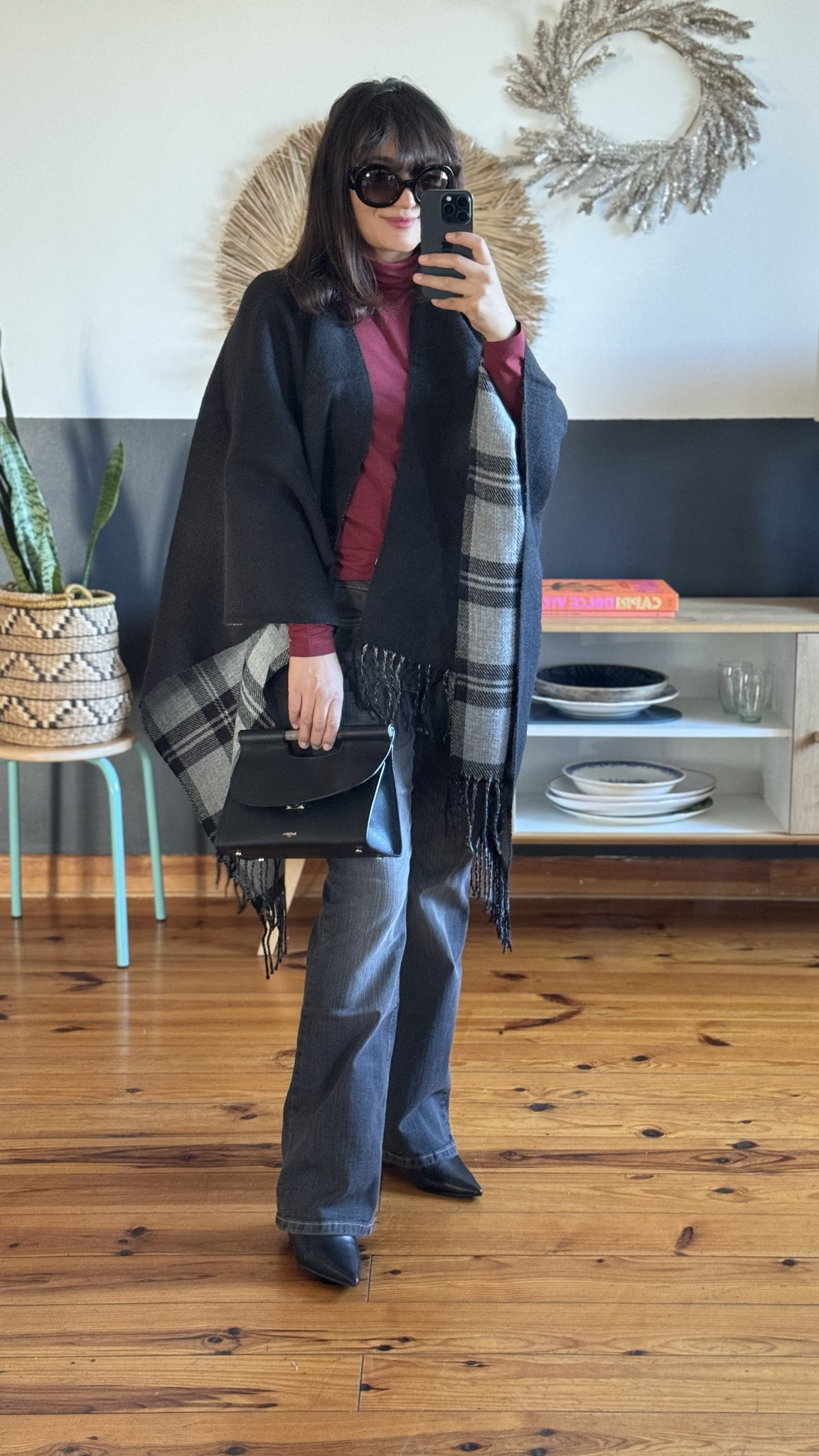 Le poncho qui va bien, le sous pull à la couleur parfaite ( bordeaux) et un jean bootcut hyper confortable ! N’en jetez plus c’est merveilleux ! 