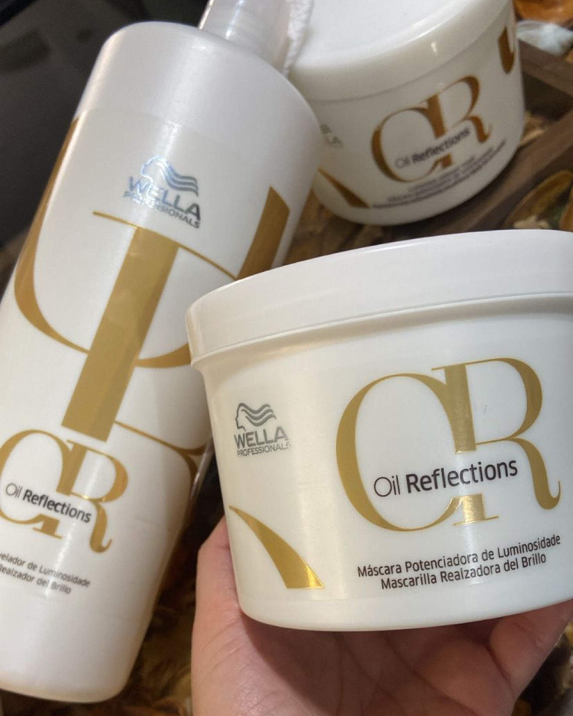 Máscara para todos os tipos de cabelo. Wella Professionals Oil Reflections Luminous Reboost deixa os fios luminosos, macios e restaura a estrutura capilar. 

A Máscara Wella Oil Reflections hidrata profundamente e promove o equilíbrio natural de água nos fios. Um tratamento Wella para maciez intensa e luminosidade instantânea.

#LTKSale #LTKbrasil #LTKbeauty