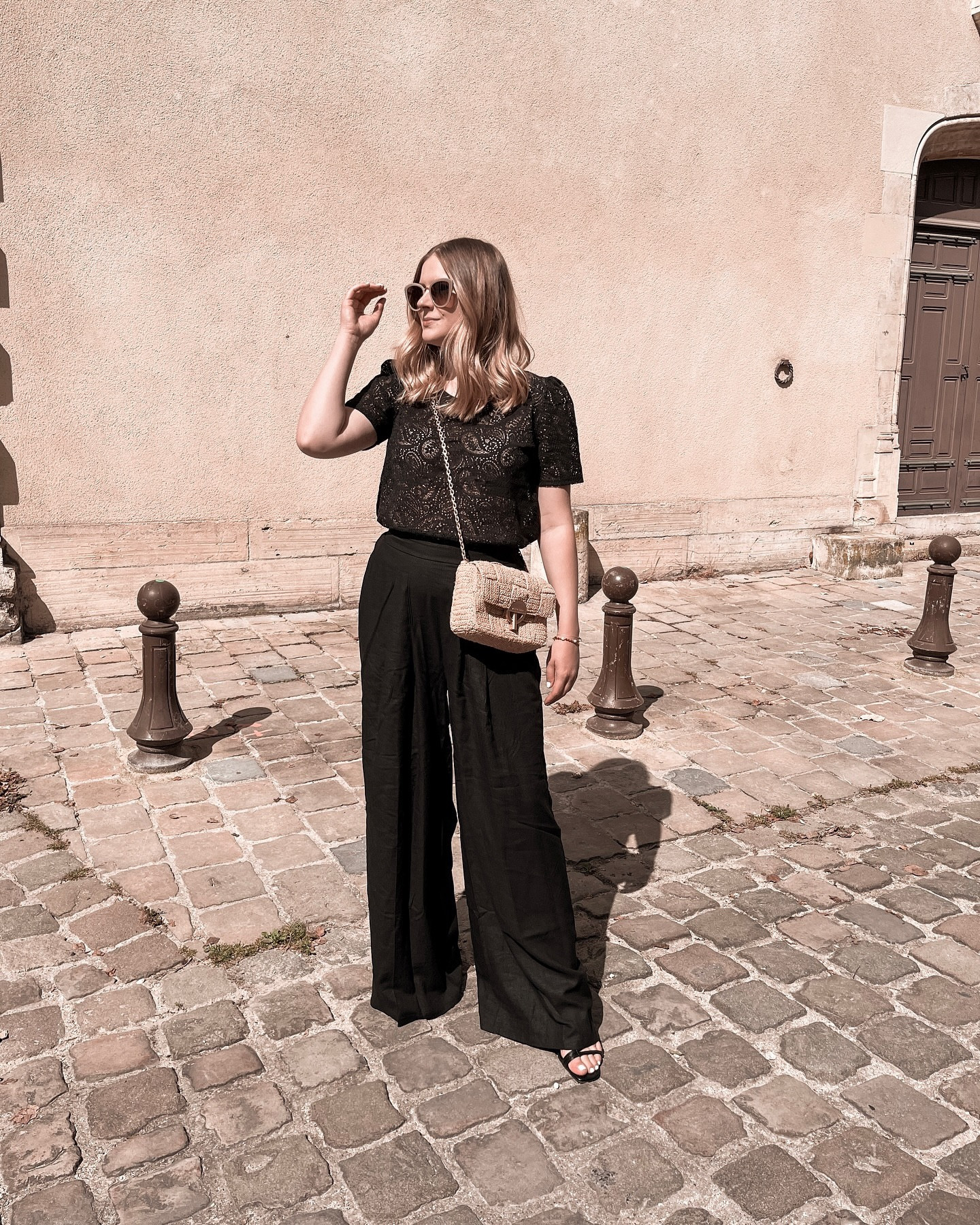 The perfect black summer outfit 🖤 Vous validez ? 💬

Le détail du look avec mes favoris de l’été :

• Un pantalon en lin. J’aime tellement cette matière pour l’été, je trouve que c’est tellement agréable à porter. Dites-moi en commentaire si vous aimez les pantalons avec une coupe aussi large ? Je sais que ça ne fait pas l’unanimité ! 🙊 Mais promis, c’est tellement agréable en été avec les fortes chaleurs de porter des vêtements amples, l’essayer c’est l’adopter !

• Une blouse en dentelle. Je ne sais pas si vous l’avez remarqué avec mes derniers looks, en ce moment, j’ai envie de dentelle, guipure et crochet 🧶 J’aime tellement les détails de ce haut, qu’est-ce que vous en pensez ?

• Un sac en raphia. Je vous l’ai présenté à plusieurs reprises dans mes précédents looks, c’est la petite touche estivale de mon outfit #monochromeblack 🐚

Vous pouvez retrouver mon haut et pantalon chez @almeparis. Je viens tout juste de découvrir la marque, fondée en 2017 par Emmanuelle Szerer. Le manifeste ? Créer une marque française de vêtements désignés pour toutes les morphologies, du 36 au 54. Je reçois ponctuellement des messages privés de certaines d’entre vous pour me dire que vous adorez mes looks mais que malheureusement, vous ne trouvez pas votre taille. Alors foncez découvrir la collection Almé, il y a vraiment beaucoup de choix (j’ai eu du mal à me décider sur le site 😅)

📌 Enregistrez ce look pour le retrouver à tout moment !

#alme #almeprais #parisiangirl #frenchmood #modeparisienne #effortlesschic #parisienne #alafrancaise #frenchgirlstyle #frenchstyle #parisstyle #howtobeaparisian #laparisiennestylee #parisblogger #parisianstyle #parisianvibe #parisianblogger #parisianchic #parisianstreetstyle #effortlesslychic #parisianvibes #modeparis #frenchblog #frenchwomanstyle #myparisstyle