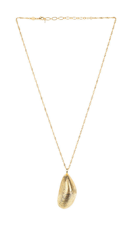 ANNI LU Moules Necklace in Metallic Gold. | Revolve Clothing (Global)