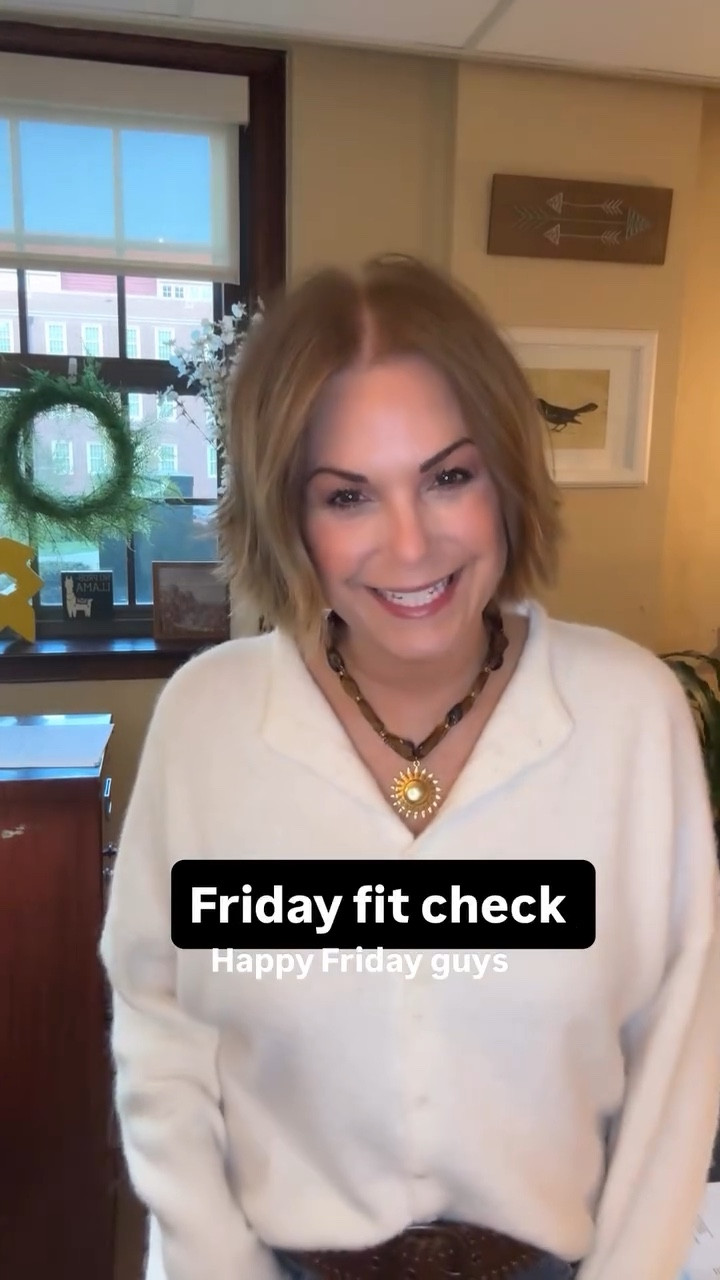 Friday work  fit check; such a cozy sweater (perfect for date night too) and the best jeans I’ll be wearing all through Spring and Summer. Linked in my stories as always and in my LTK shop. OR comment “jeans” and I’ll send you the link! #workforit #workfit #jeansoutfits #datenight