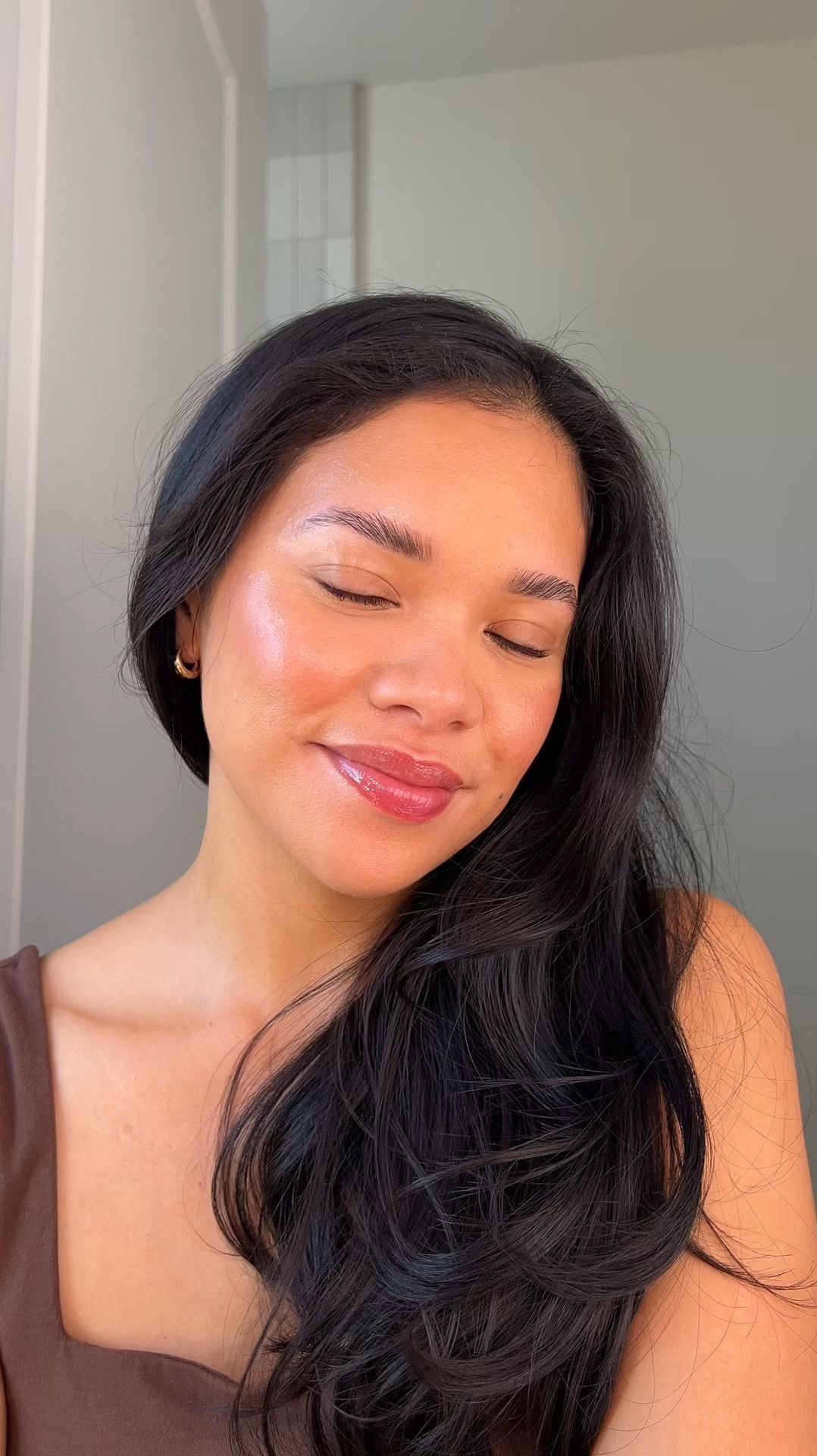 Glowing Bronzed Makeup for Winter:
-Hourglass skin tint in 10
-LM pressed powder in translucent honey
-Saie bronze drops in Swim 
-Patrick Ta blush in she’s blushing
-Haus labs highlighter in Peach Quartz 

#LTKBeauty #LTKStyleTip