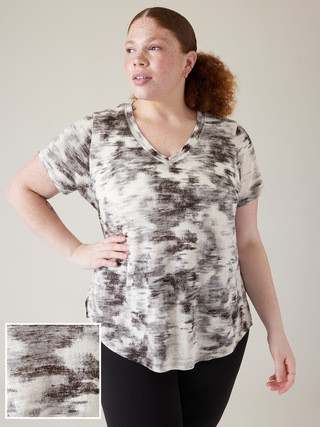 Breezy Scoop V-Neck Tee | Athleta