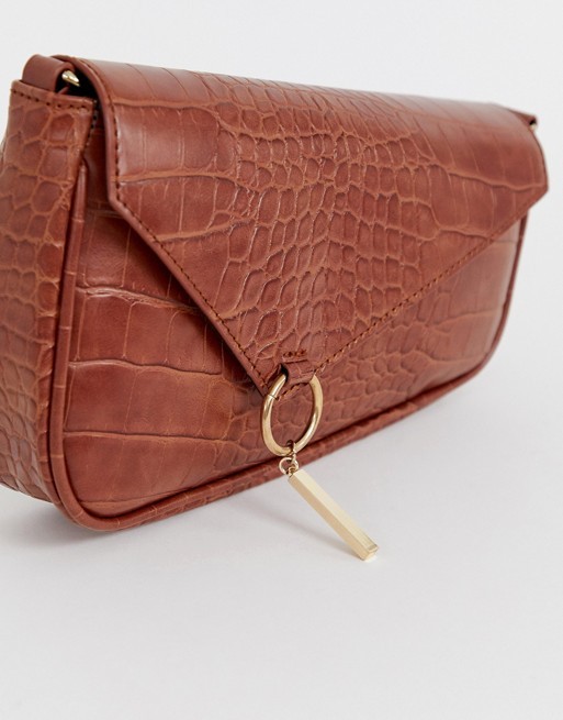 ASOS DESIGN – Asymmetrische Kroko-Umhängetasche mit Ring- und Kettendetail | ASOS DE