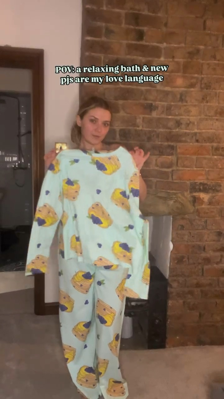A fresh pair of pjs and soak in the bath over going out any day for me 👌🏼👌🏼👌🏼👌🏼 also if you know me you know I love pancake day - I don't know why always have, who doesn't love pancakes for tea that 1 night a year!! 

So these pjs are perfect for me 🥞 

#pjs #pyjamas #pancakes #saturdaynight #bath #midsize #midsizegals #midsizestyle