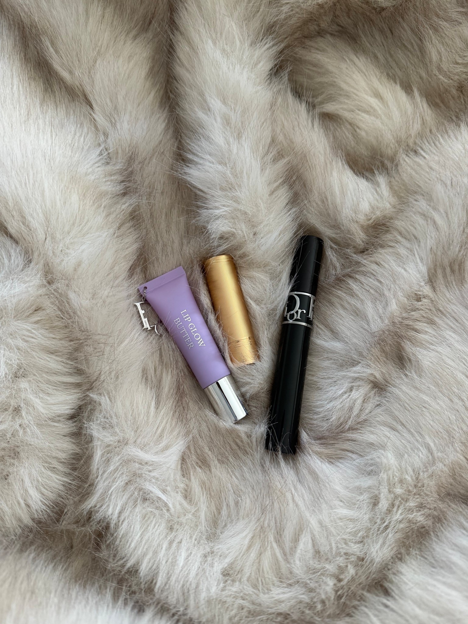 Makeup 
Lip gloss: 102
Lipstick: 201
Mascara: brown 

#LTKHoliday #LTKgrwm #LTKBeauty