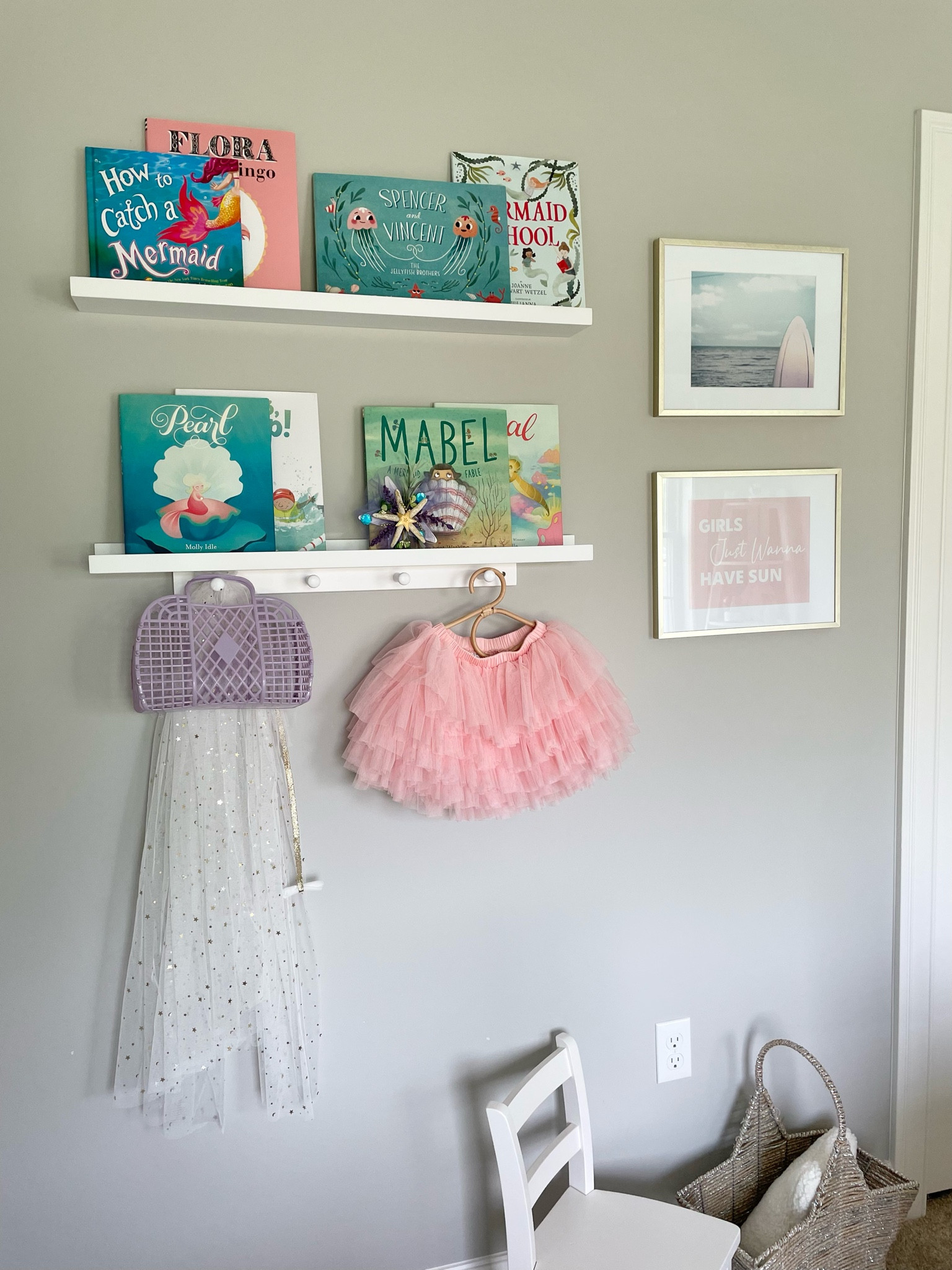 Kids book shelf 
Open shelving 
Kids summer books 
Summer books for kids 