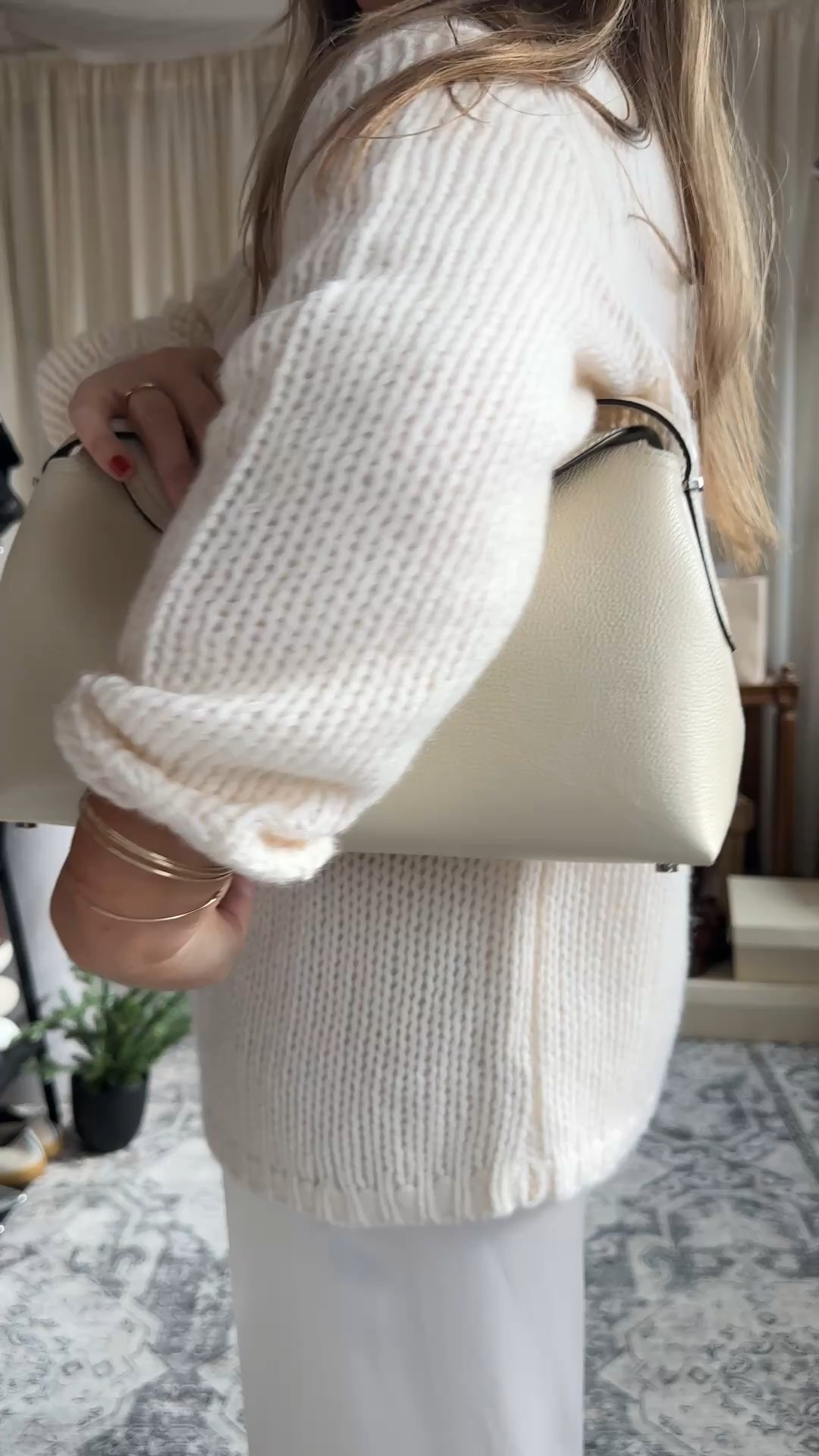 Aritzia sale pick cashmere sweater & satin pant combo 

Toteme bag
Designer bag
Cozy sweater
White sweater 
Satin pants 

#LTKCyberWeek #LTKHoliday #LTKGiftGuide