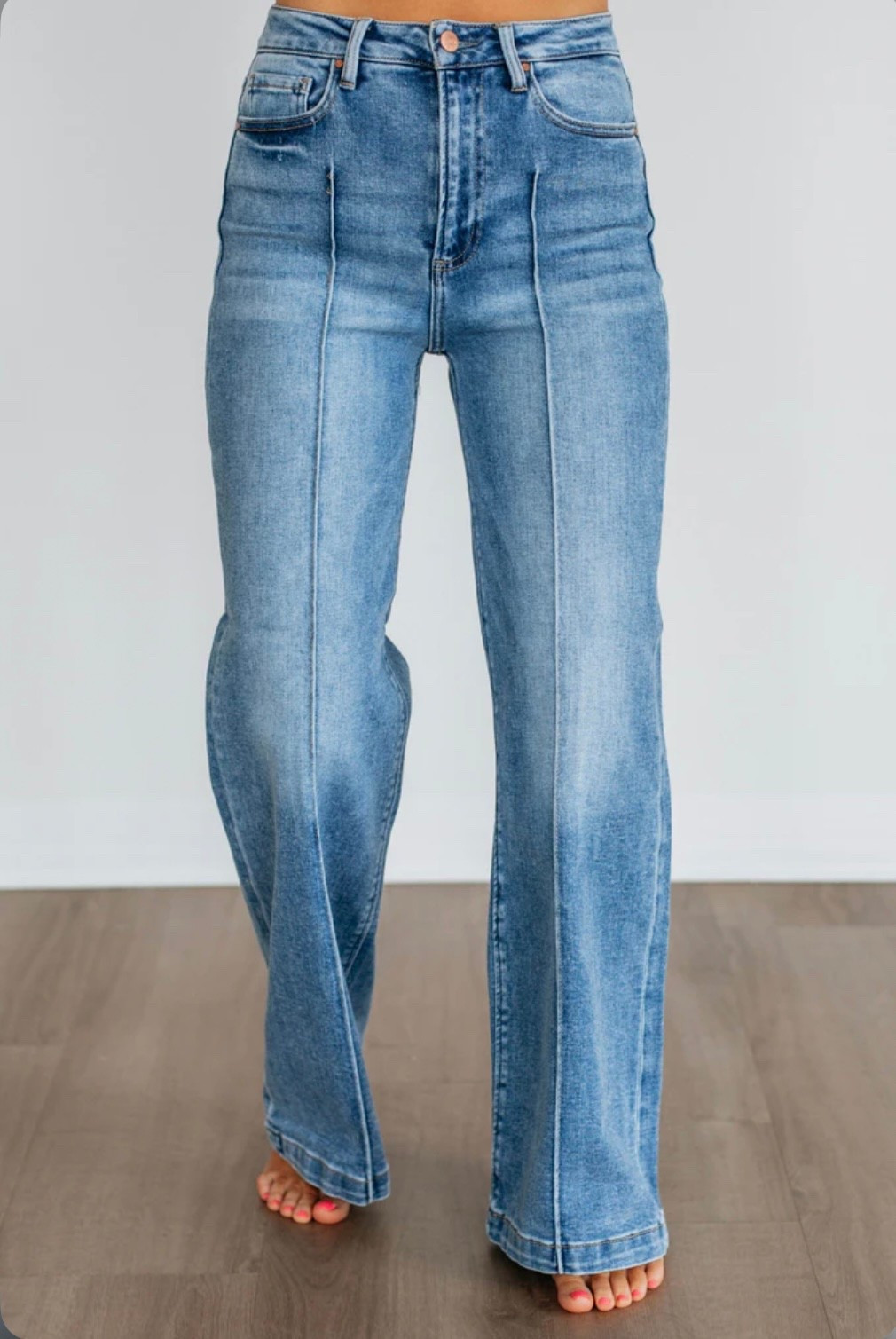 Okay but THESE JEANS 👀
The fit. The wash. The way they hug without squeezing 😮‍💨

If you’ve been looking for the perfect everyday jean — this is it.
I linked them in my LTK so you can grab them before they sell out 🤍

✨ Trust me on this one.
#DenimStyle
#WideLegJeans
#StraightLegJeans
#EverydayDenim
#DenimObsessed
#JeanStyle
#FlatteringJeans
#HighRiseJeans
