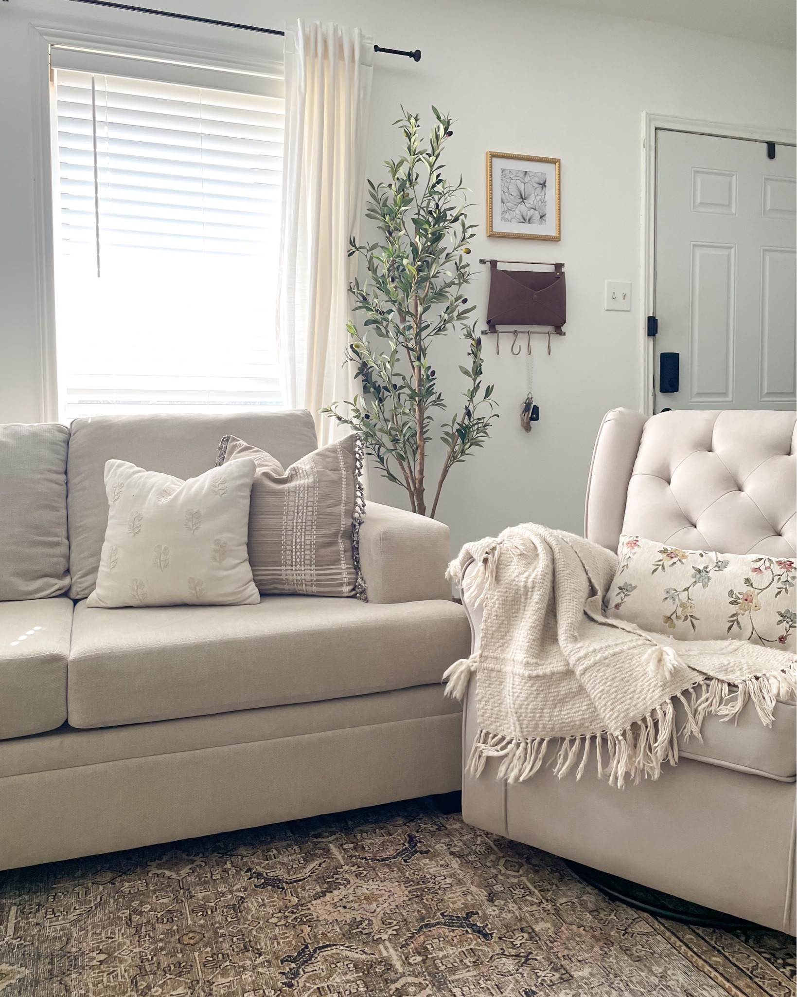 Living room inspo

Neutral, minimal, transitional, home decor, sofa, sectional, living spaces, olive tree, Target finds, Walmart finds 

#LTKhome #LTKFind #LTKstyletip