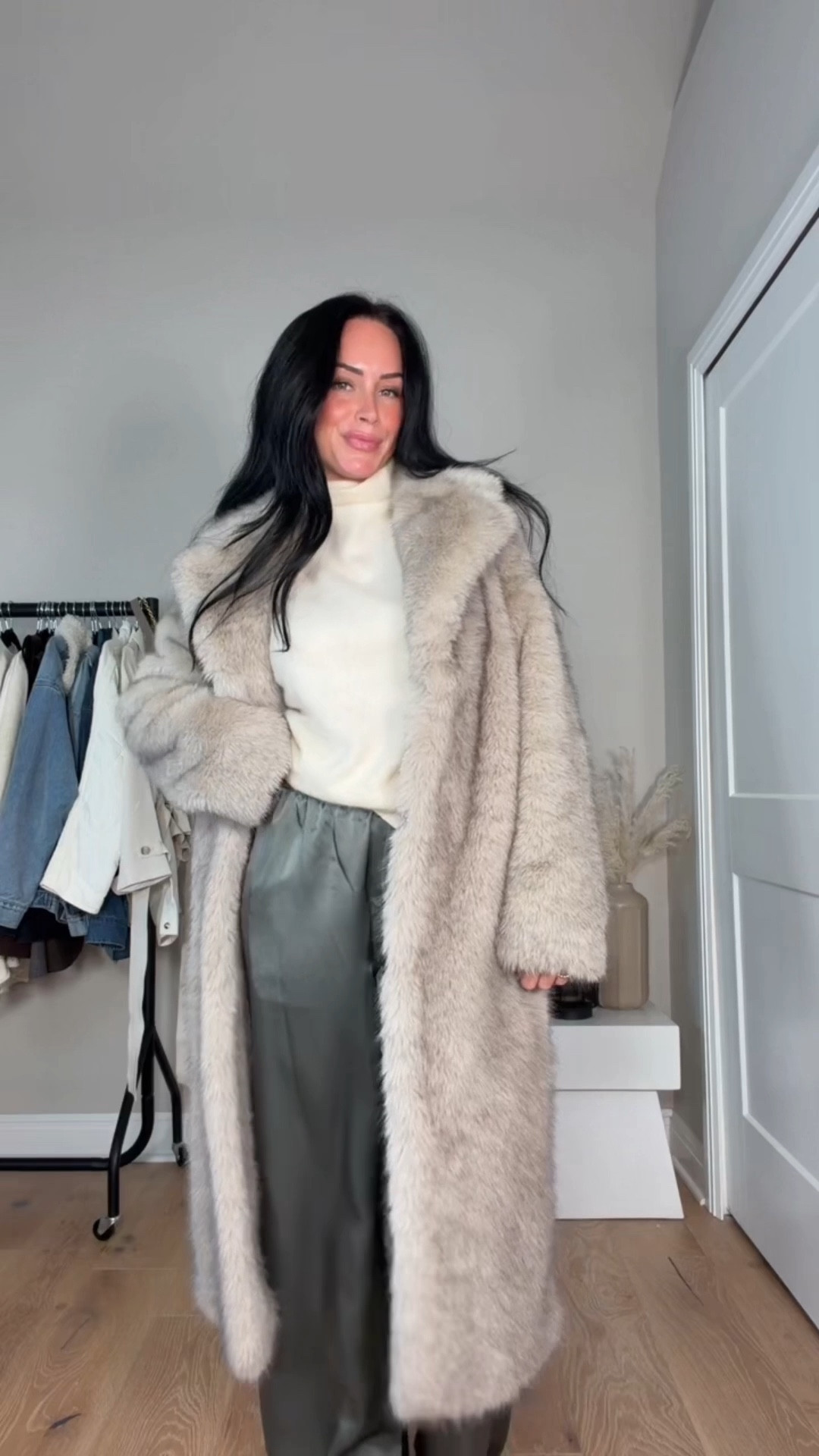 Soft neutrals + sleek textures for the holidays ✨ cashmere, satin, and a timeless long coat. Outfit details are linked on my LTK under “outfit inspo.”

My sizing: 5’7, 145 lbs, 32DD wearing size smalls.


#LTKootd #LTKgrwm #LTKHoliday