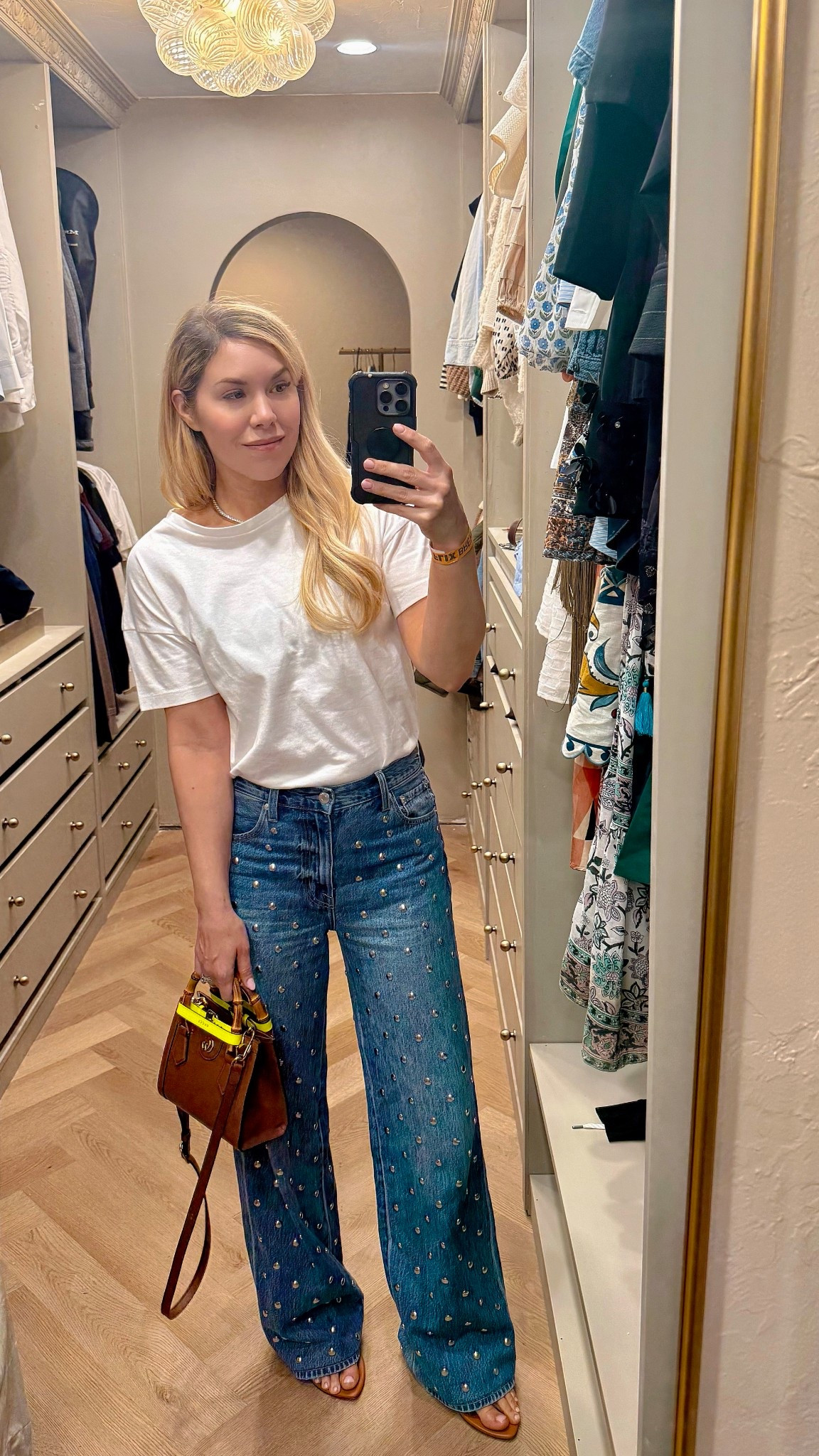 Jeans are almost 50% off!


#LTKSeasonal #LTKSaleAlert #LTKdayinmylife