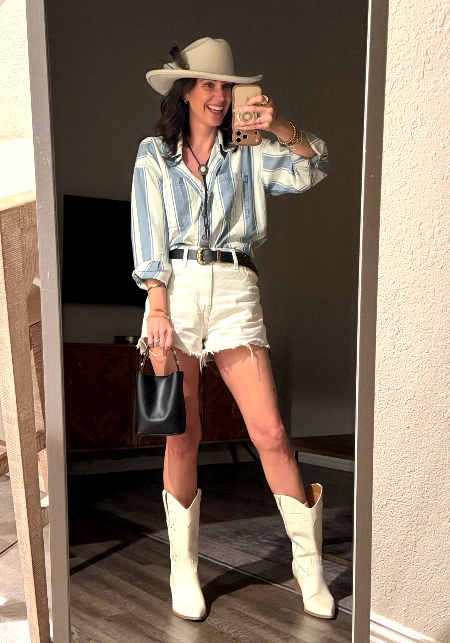 Perfect country concert or festival outfit. The top is quite long so you can definitely use it as a layer instead
Top- small
Shorts- 26 tts
Belt- medium 
Boots - tts or go up half 